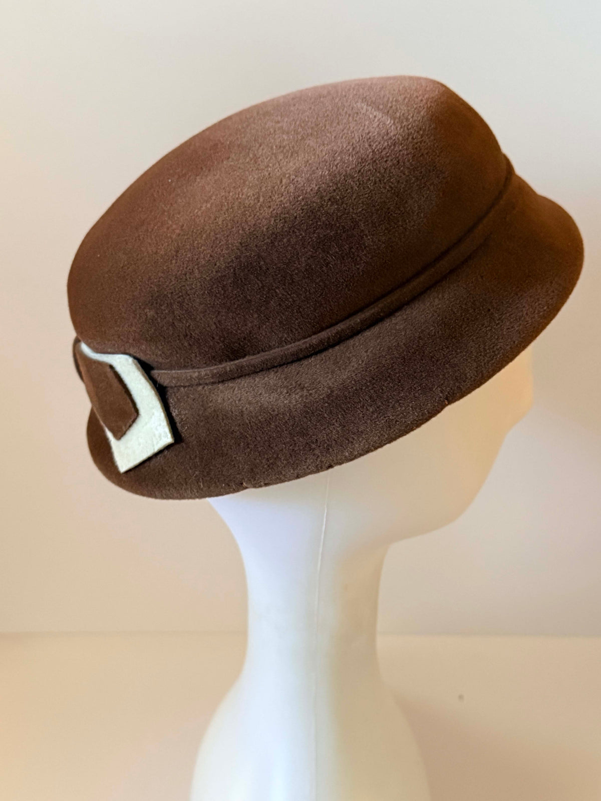 Vintage 1960s Vienna Velour Brown Felt Cloche Hat | Mod Geometric Bow Made in Austria