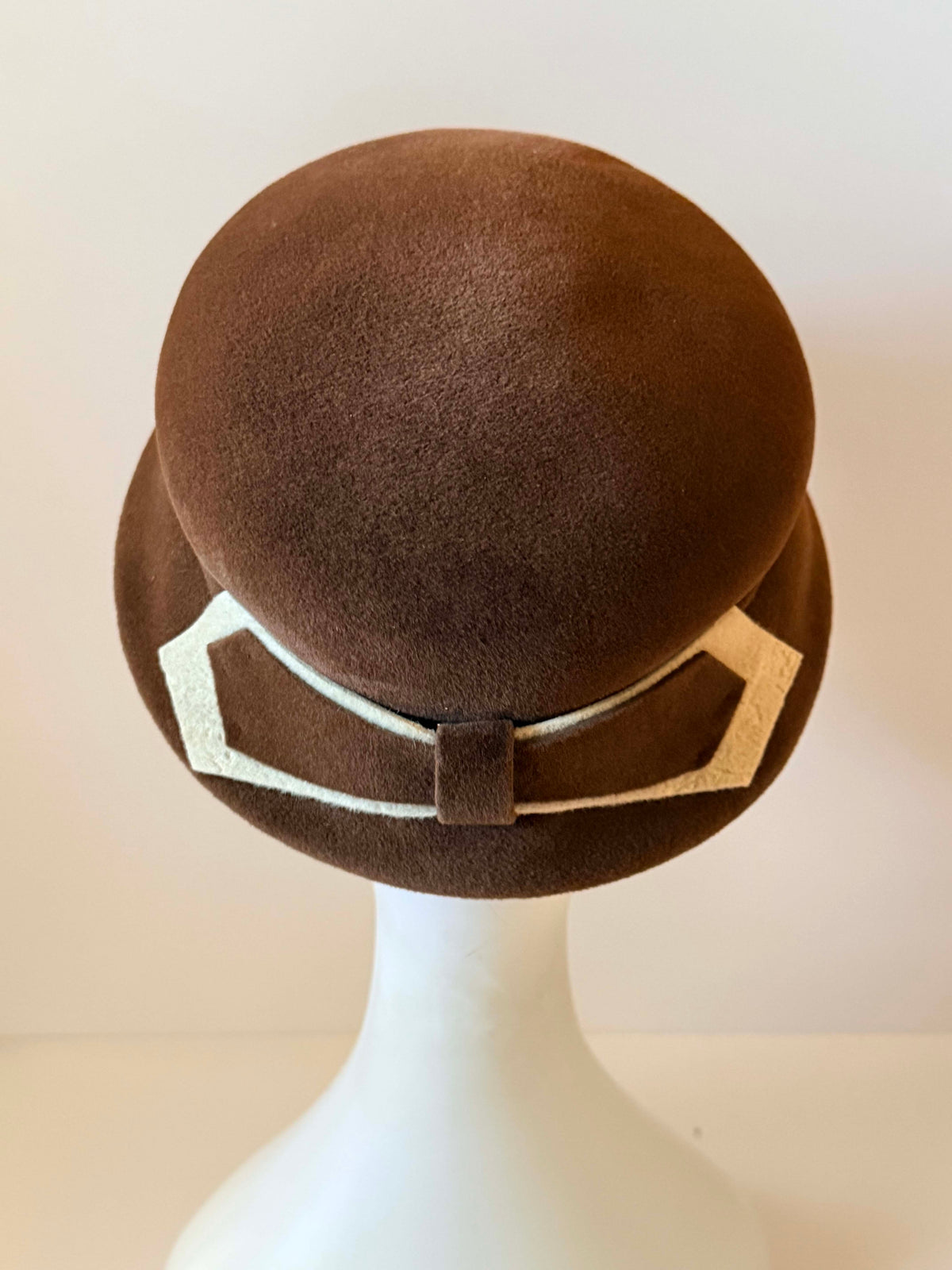 Vintage 1960s Vienna Velour Brown Felt Cloche Hat | Mod Geometric Bow Made in Austria