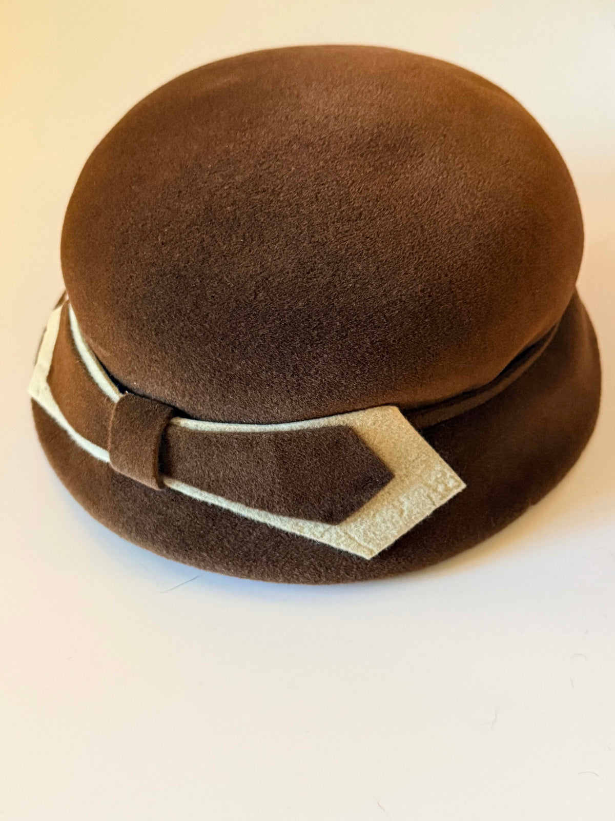 Vintage 1960s Vienna Velour Brown Felt Cloche Hat | Mod Geometric Bow Made in Austria