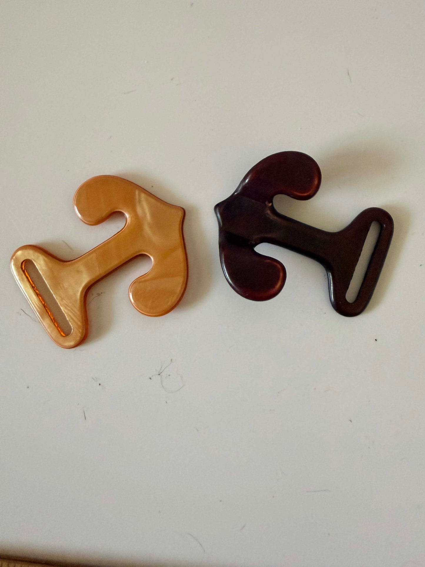 1940s–1950s Vintage Bakelite Belt Buckle – Two Tone Butterscotch & Chocolate Brown Sculptural Mid Century Modern Clasp