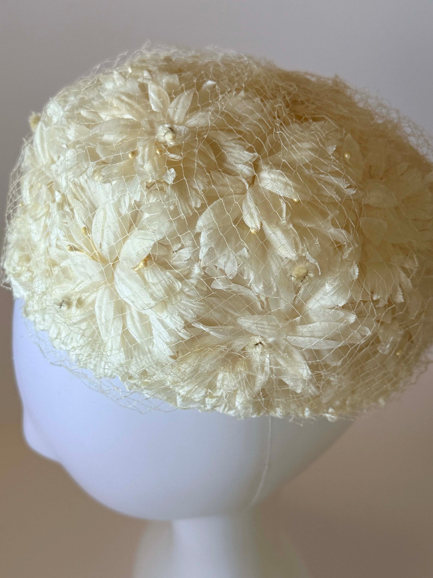 1950s Ivory Floral Pillbox Hat with Netting Vintage Bridal Hat Mid Century Wedding Headpiece Cocktail Hat