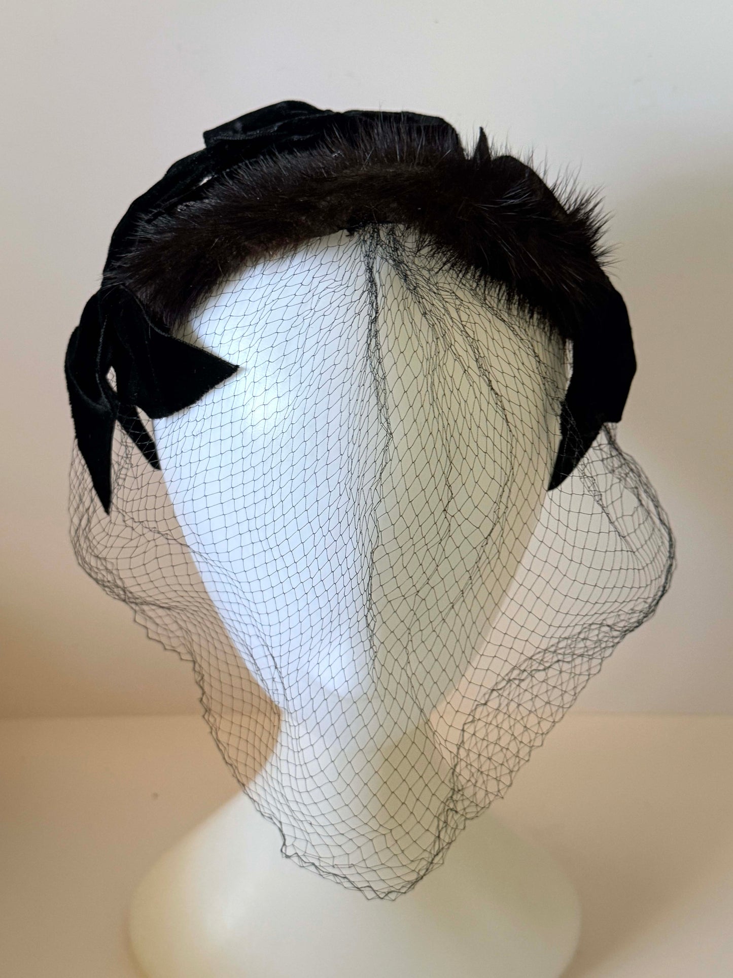 1950s Black Velvet & Mink Fur Fascinator Veil Hat Vintage Cocktail Headpiece Mid Century Evening Hat