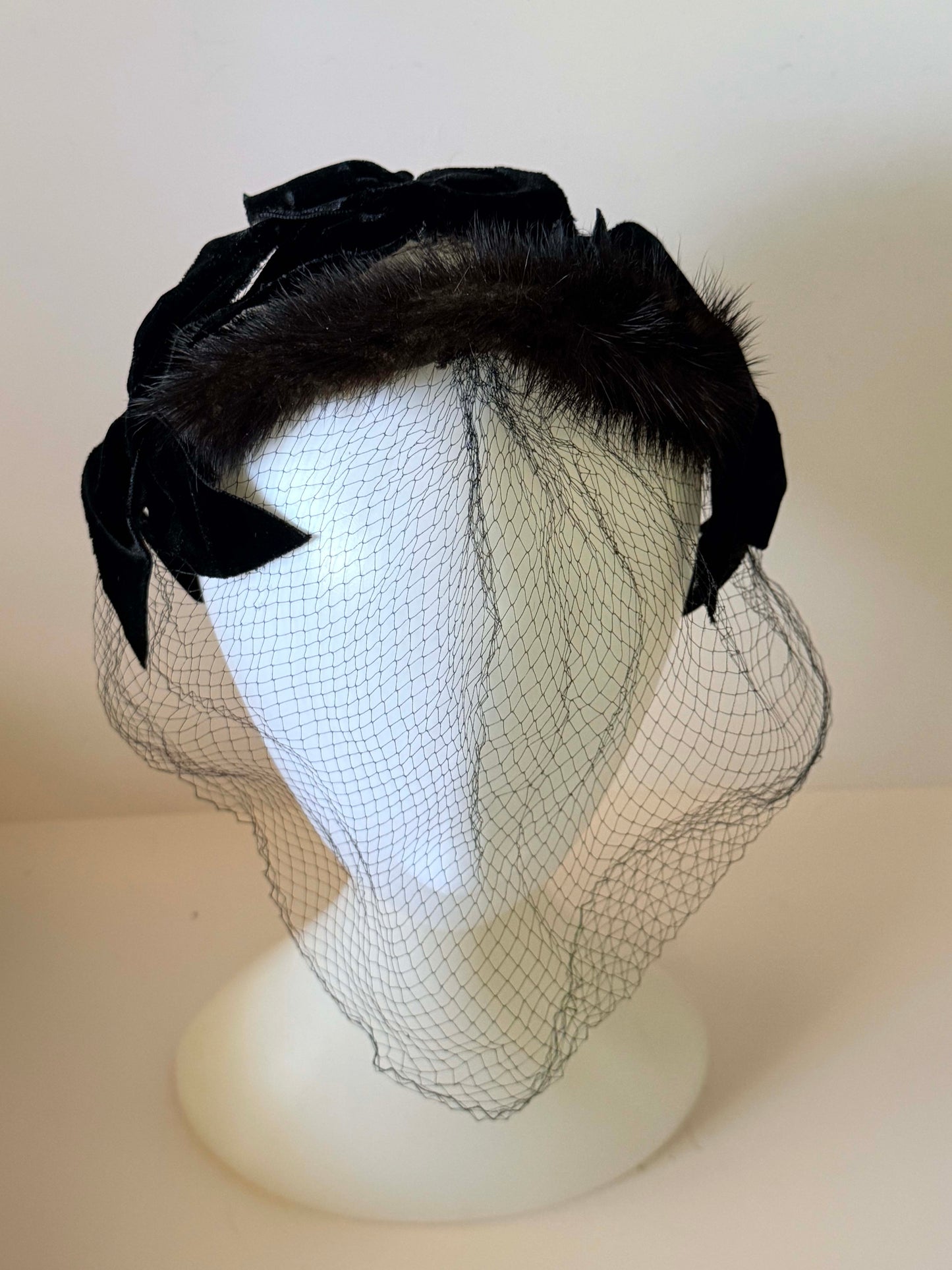 1950s Black Velvet & Mink Fur Fascinator Veil Hat Vintage Cocktail Headpiece Mid Century Evening Hat