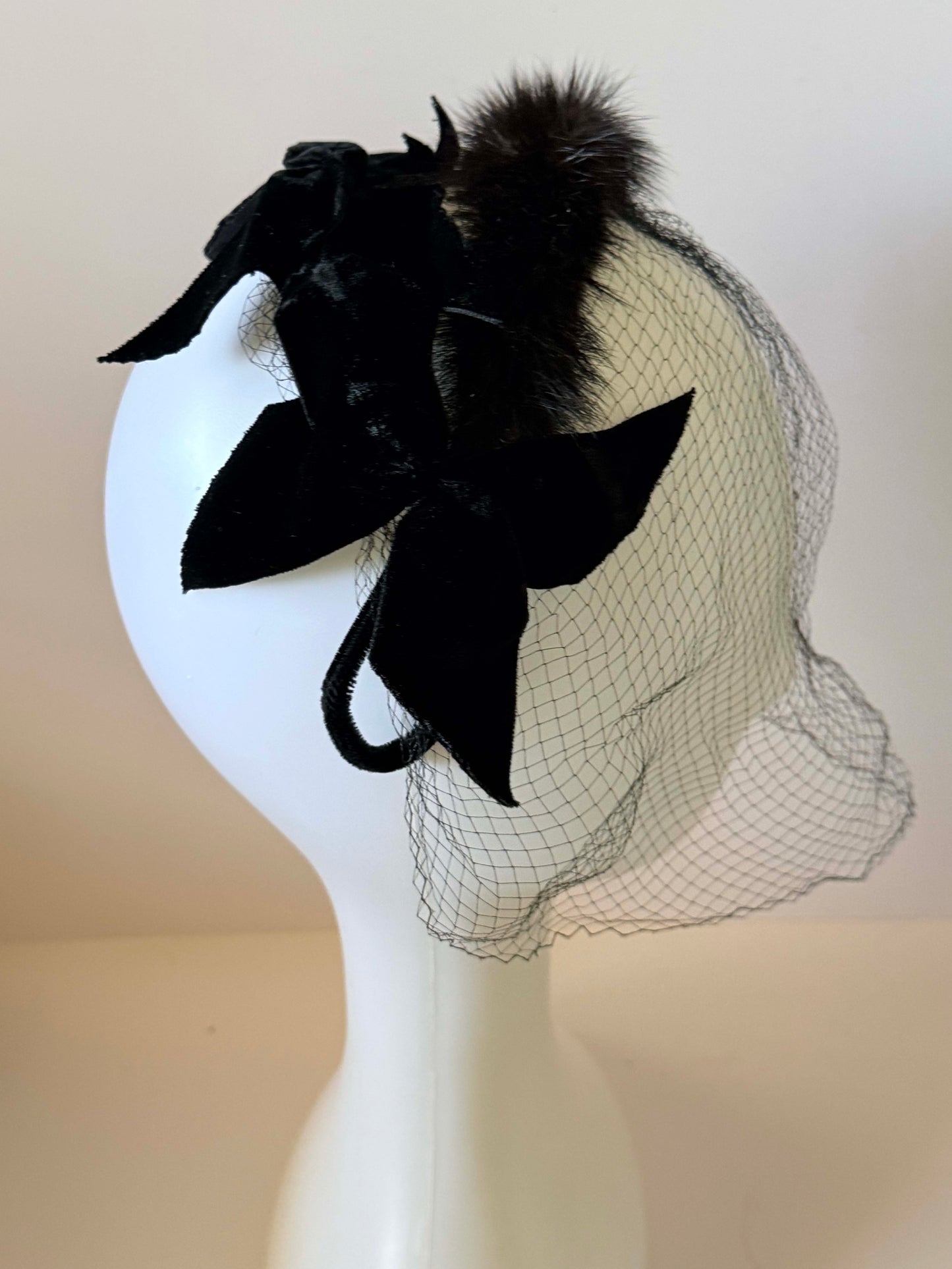 1950s Black Velvet & Mink Fur Fascinator Veil Hat Vintage Cocktail Headpiece Mid Century Evening Hat