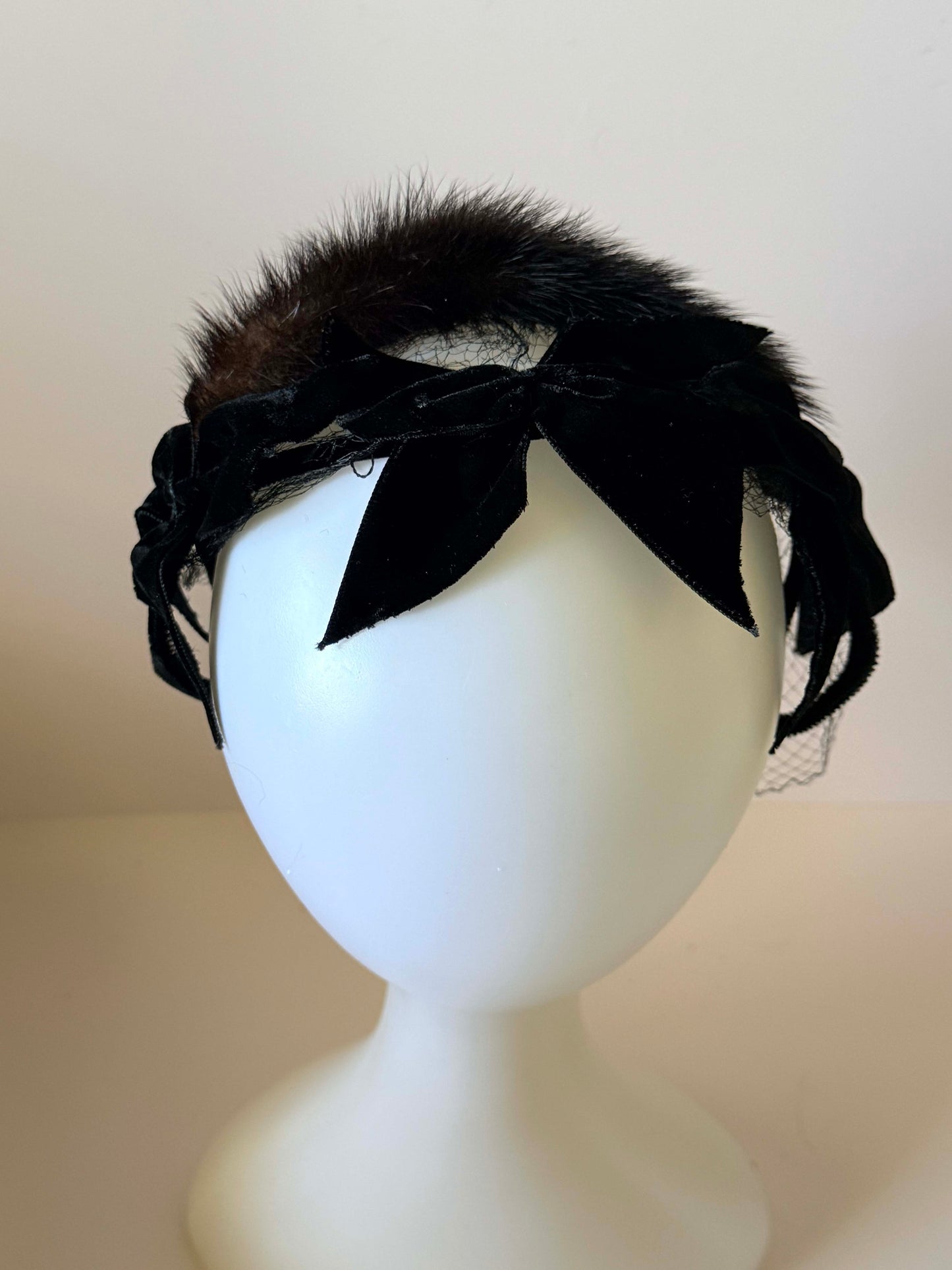 1950s Black Velvet & Mink Fur Fascinator Veil Hat Vintage Cocktail Headpiece Mid Century Evening Hat