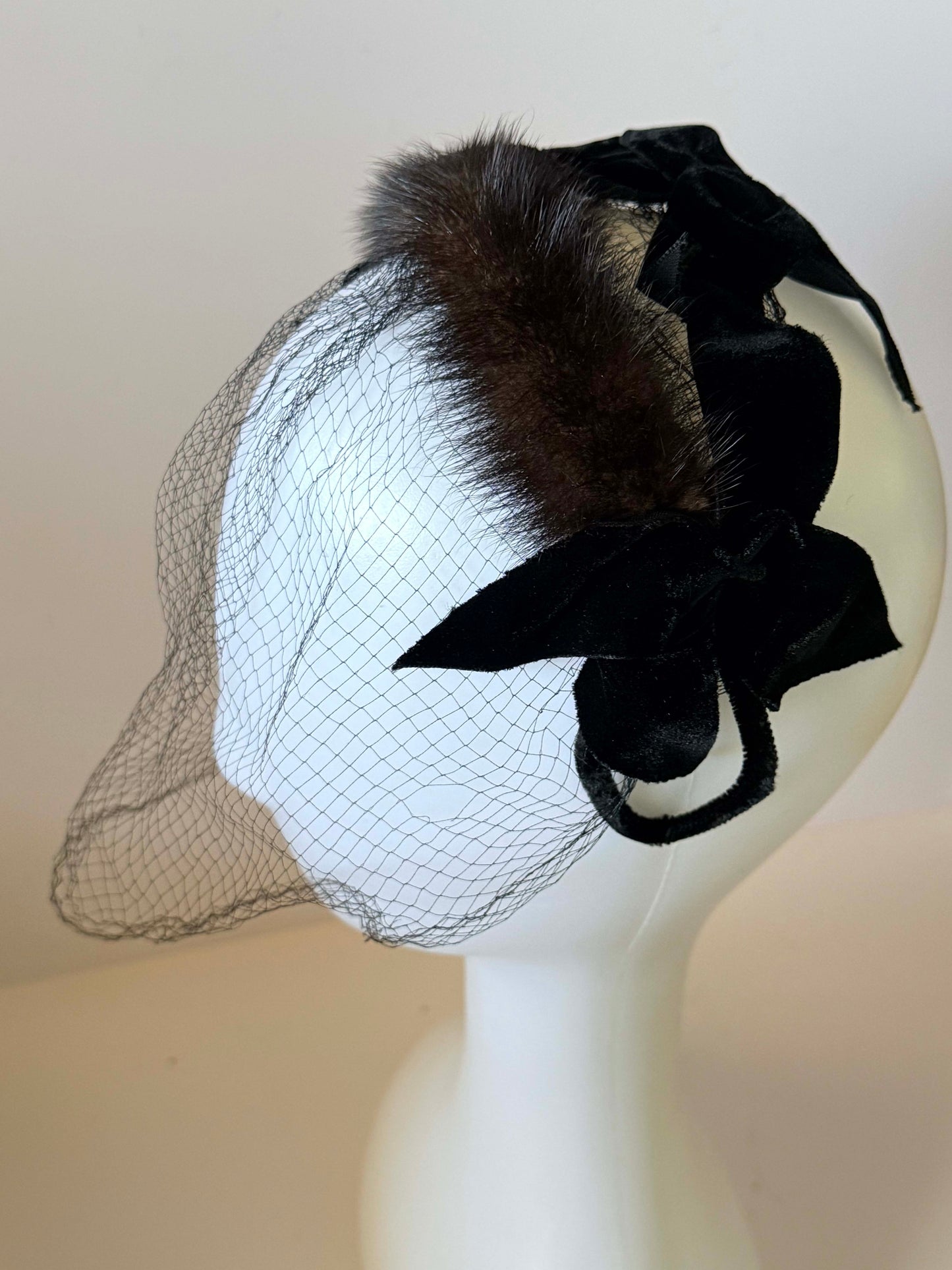 1950s Black Velvet & Mink Fur Fascinator Veil Hat Vintage Cocktail Headpiece Mid Century Evening Hat