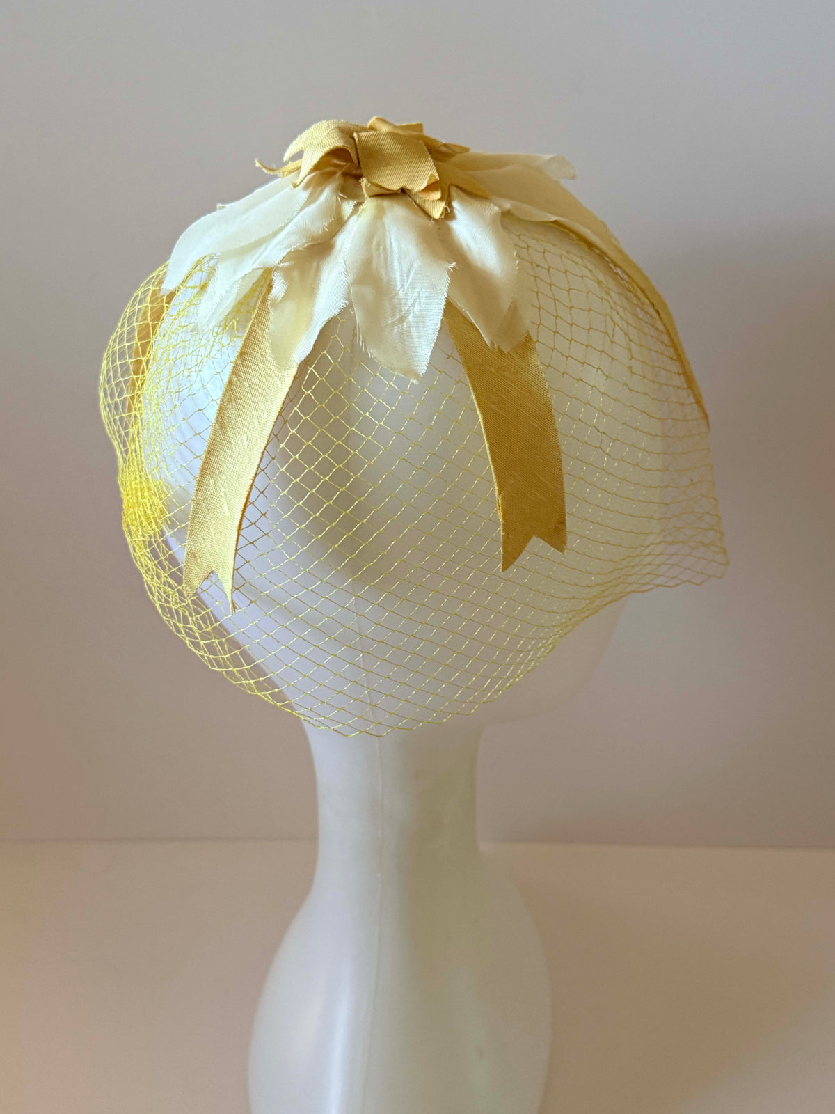 Vintage 1950s Mustard Yellow Fascinator Hat | Floral Veiled Pillbox Topper Cocktail Headpiece