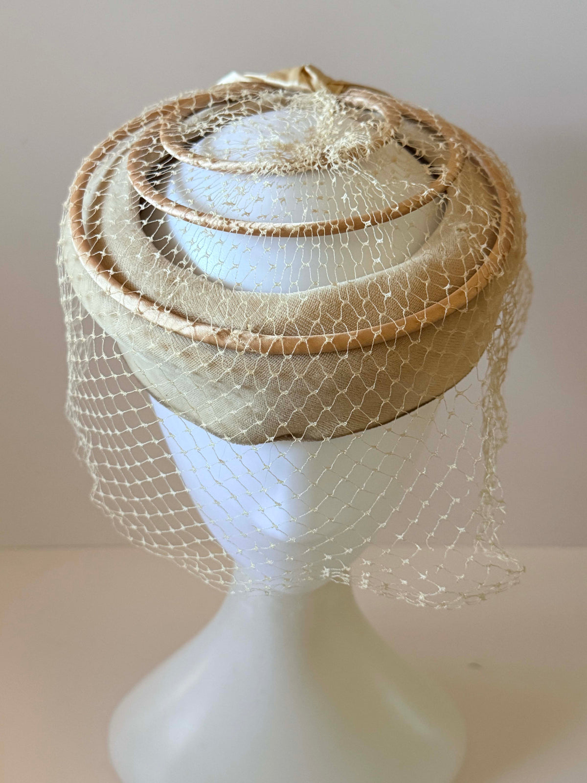Vintage 1950s Champagne Beige Veiled Hat | Open Crown Cocktail Hat Bridal Wedding Millinery