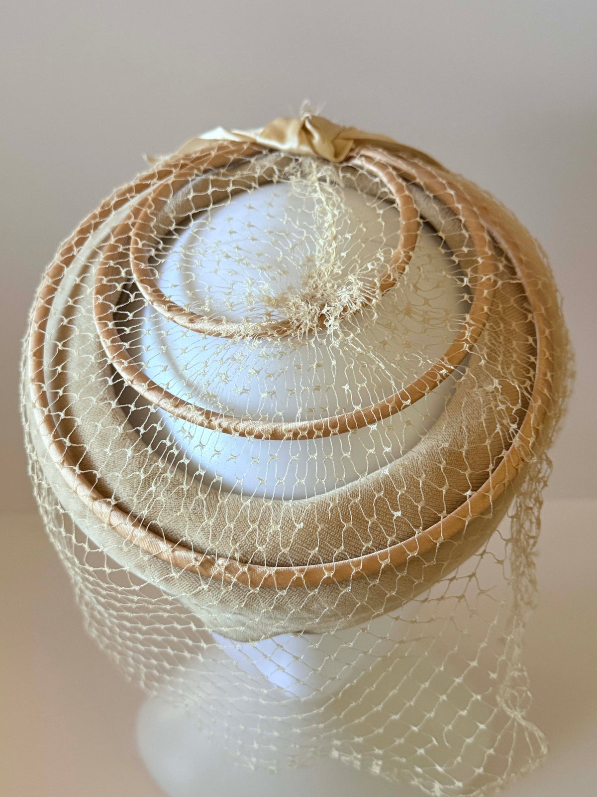 Vintage 1950s Champagne Beige Veiled Hat | Open Crown Cocktail Hat Bridal Wedding Millinery