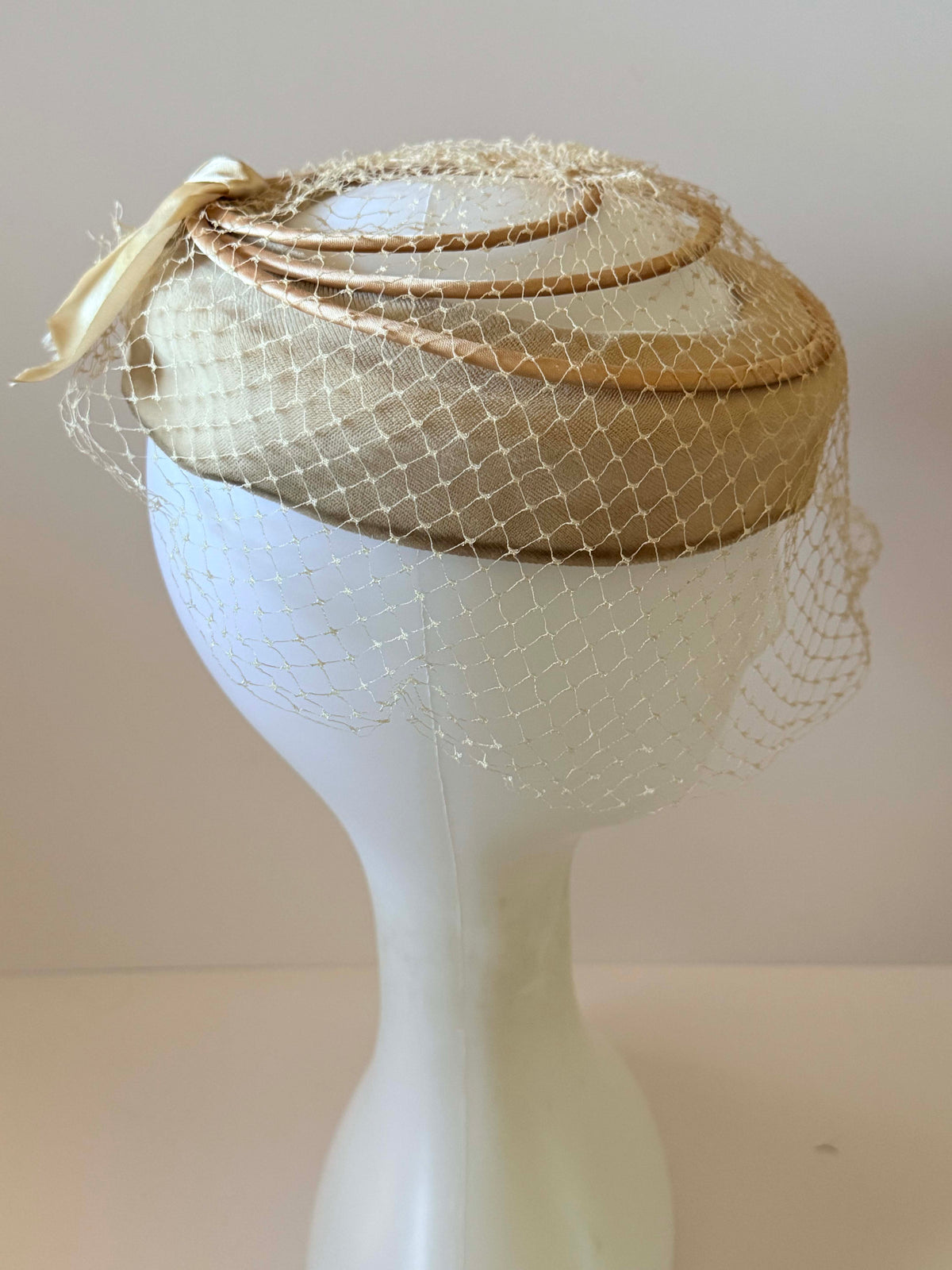 Vintage 1950s Champagne Beige Veiled Hat | Open Crown Cocktail Hat Bridal Wedding Millinery