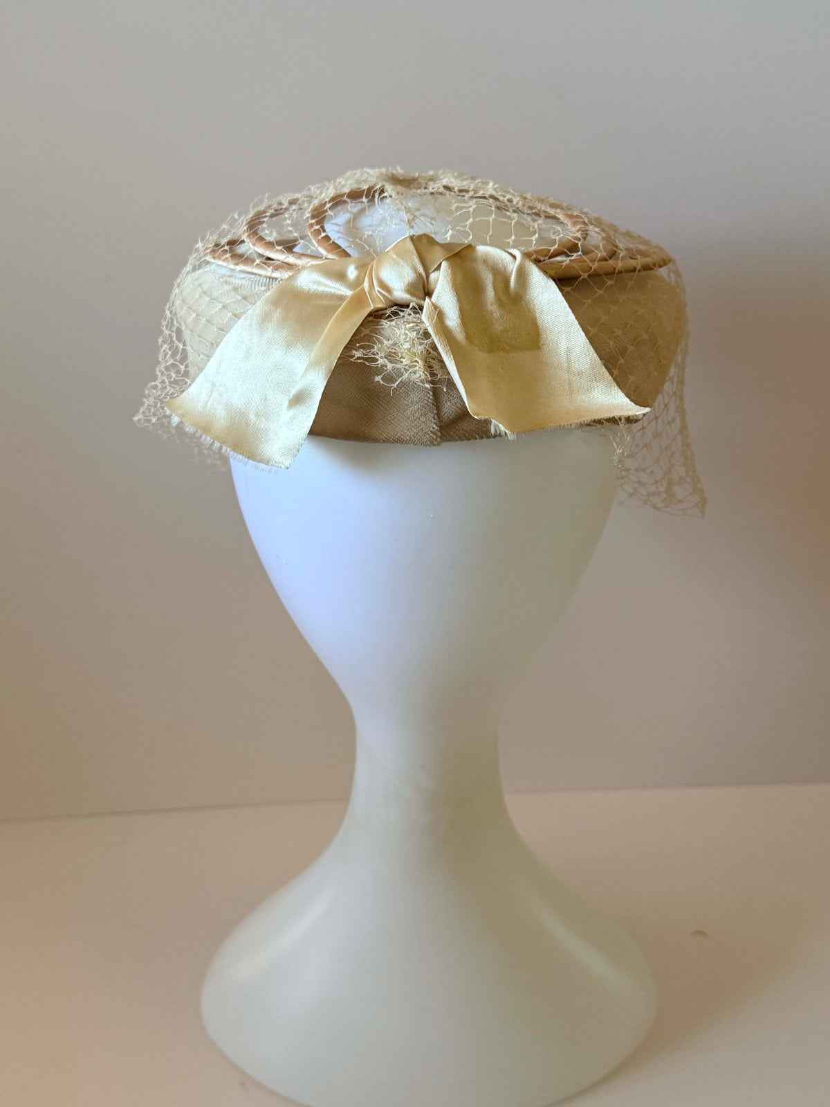 Vintage 1950s Champagne Beige Veiled Hat | Open Crown Cocktail Hat Bridal Wedding Millinery