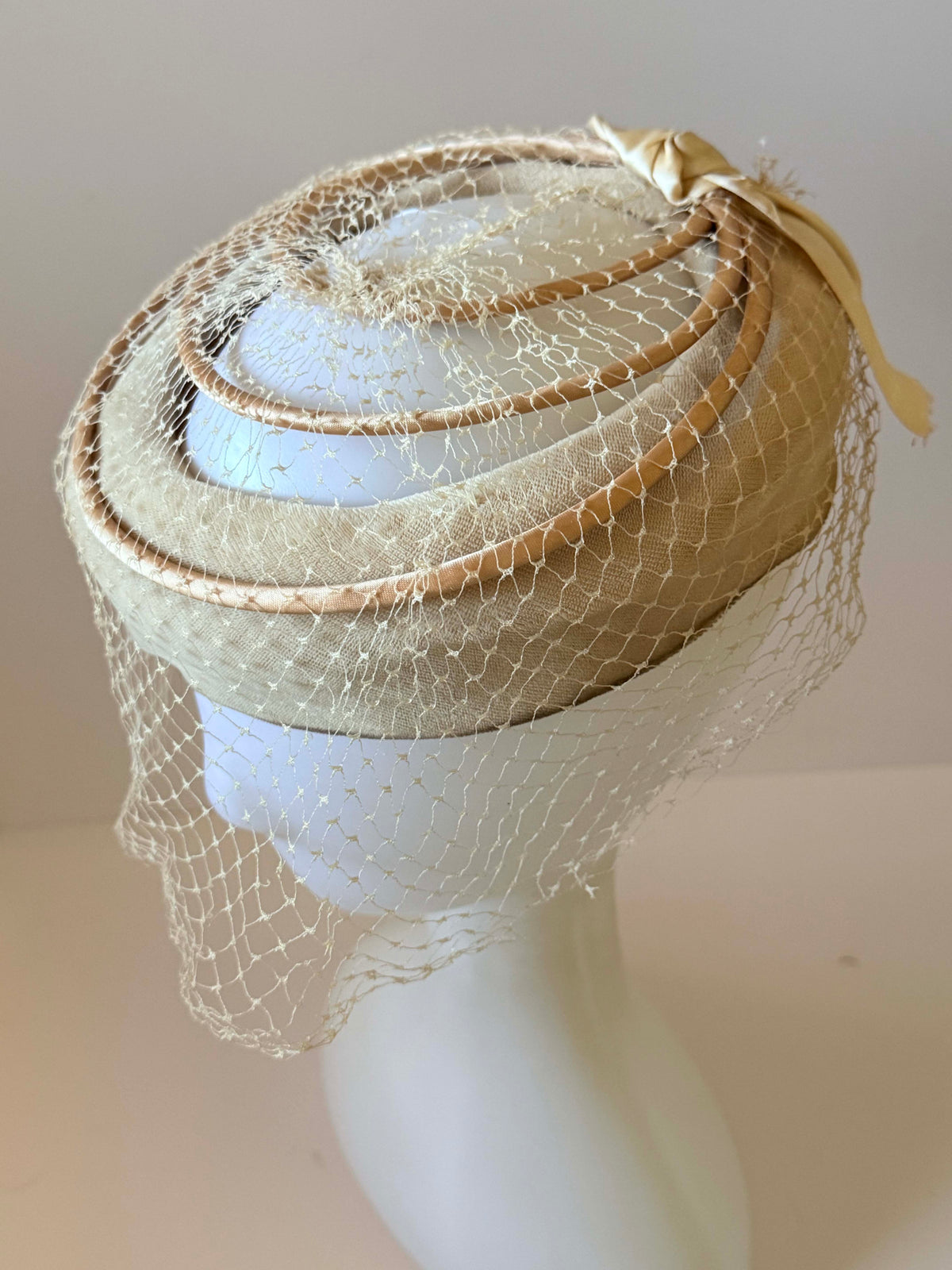 Vintage 1950s Champagne Beige Veiled Hat | Open Crown Cocktail Hat Bridal Wedding Millinery