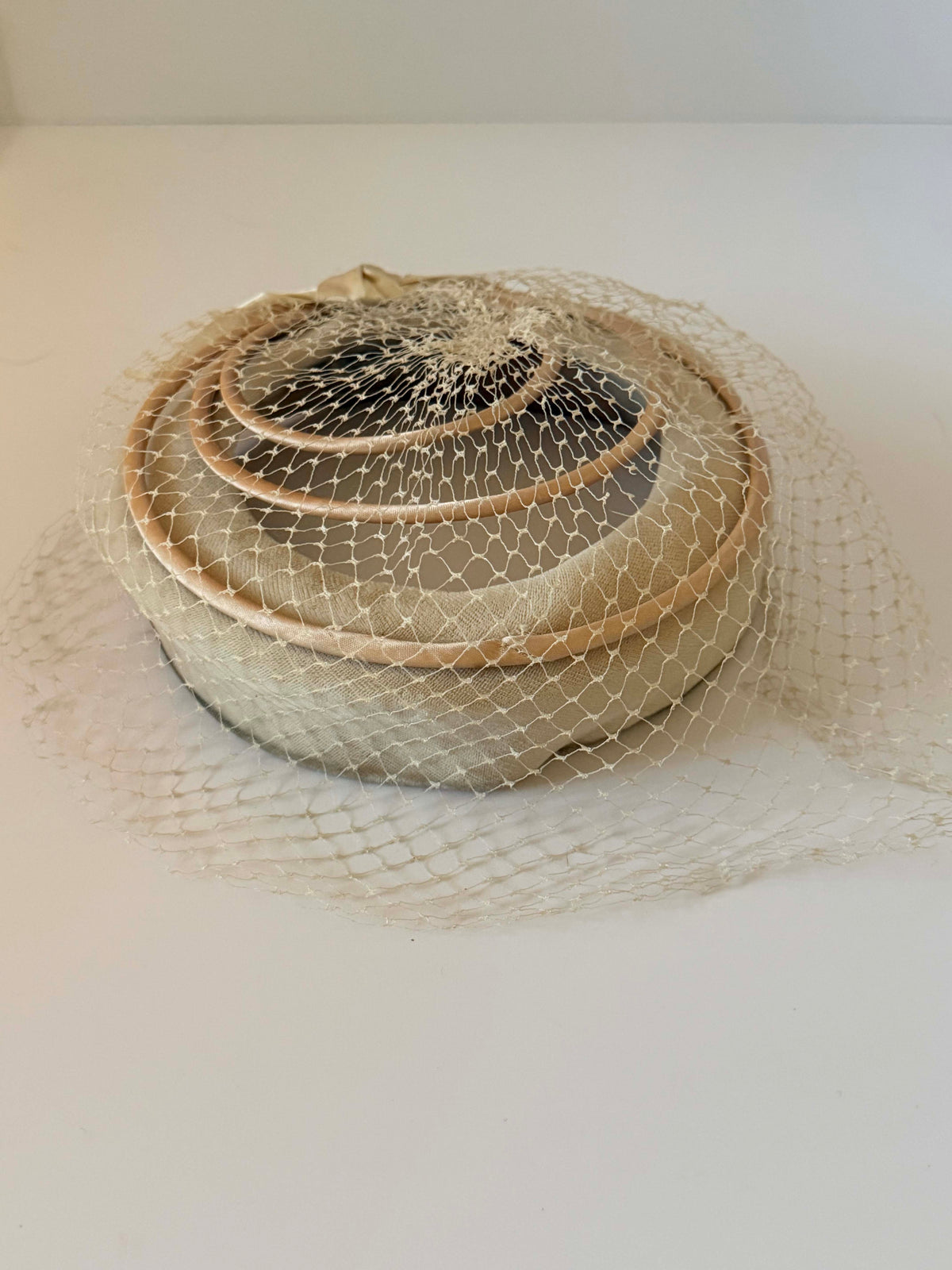 Vintage 1950s Champagne Beige Veiled Hat | Open Crown Cocktail Hat Bridal Wedding Millinery