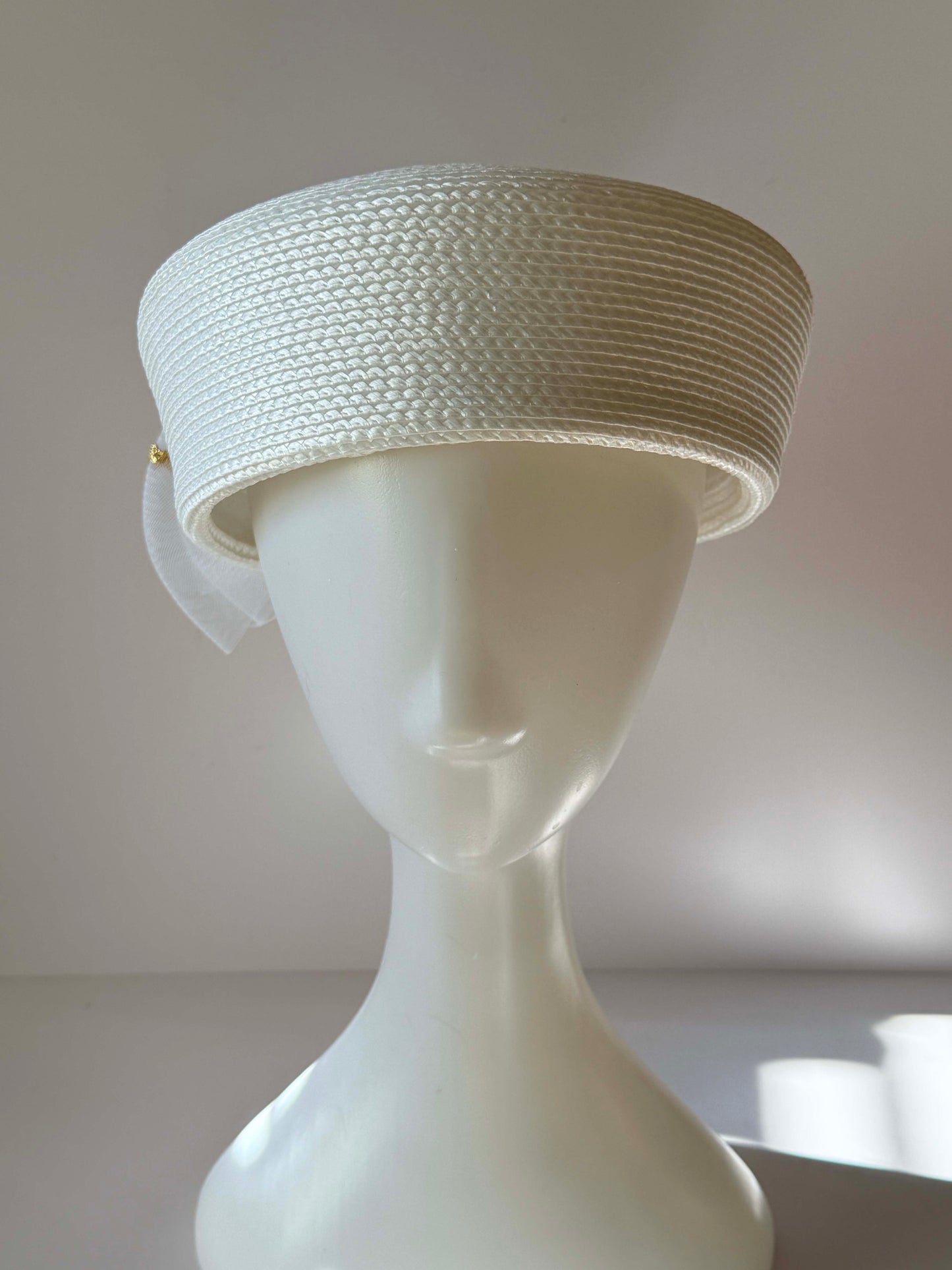 Late 1990s Vintage Bridal Hat – Structured Minimalist Style – Sculptural Neutral Tone Millinery