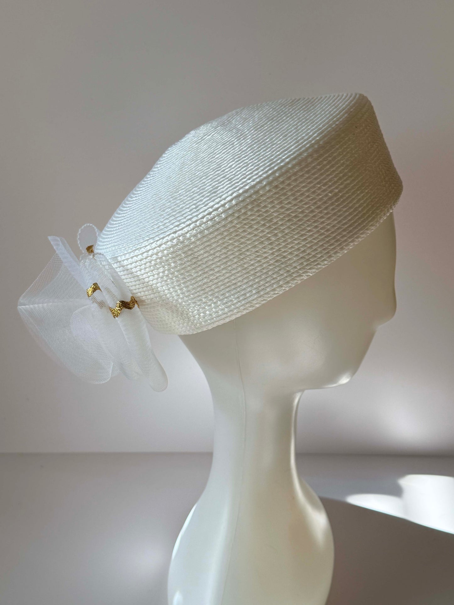 Late 1990s Vintage Bridal Hat – Structured Minimalist Style – Sculptural Neutral Tone Millinery
