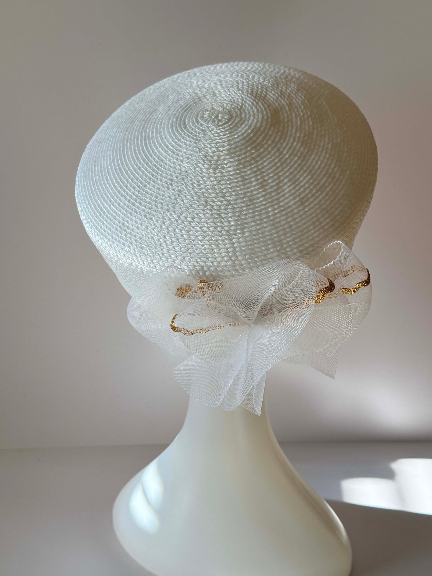 Late 1990s Vintage Bridal Hat – Structured Minimalist Style – Sculptural Neutral Tone Millinery