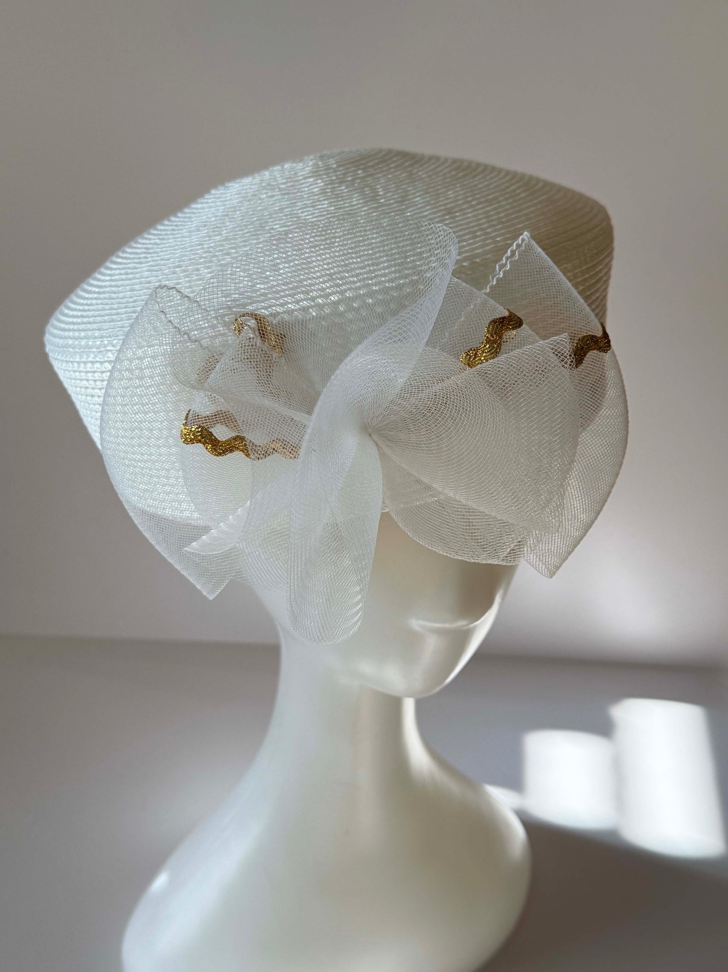 Late 1990s Vintage Bridal Hat – Structured Minimalist Style – Sculptural Neutral Tone Millinery