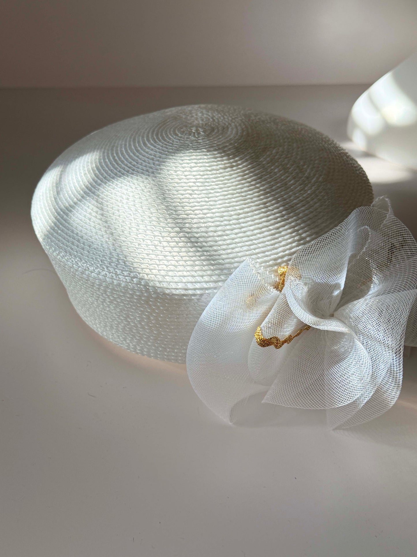 Late 1990s Vintage Bridal Hat – Structured Minimalist Style – Sculptural Neutral Tone Millinery