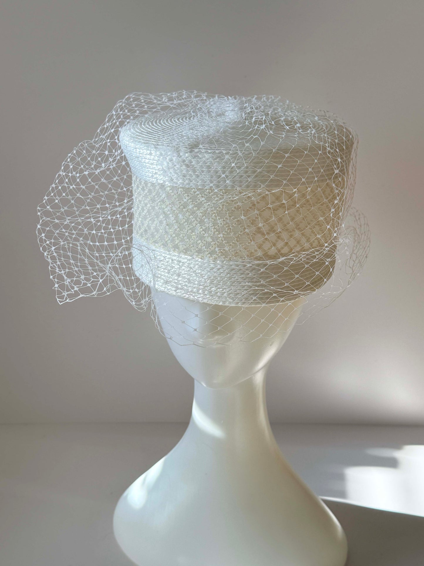 Late 1990s / Early 2000s Liz Claiborne Ivory Straw Pillbox Hat with Veil – Minimalist Bridal Boater Style