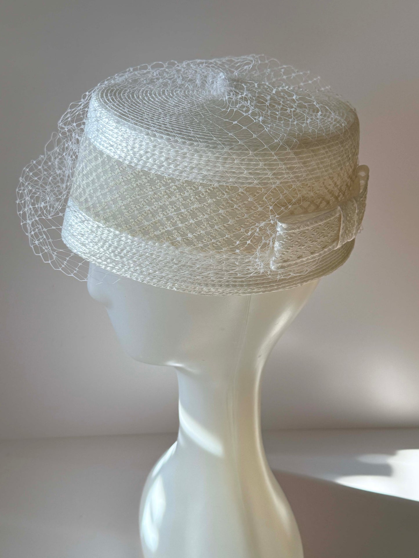 Late 1990s / Early 2000s Liz Claiborne Ivory Straw Pillbox Hat with Veil – Minimalist Bridal Boater Style