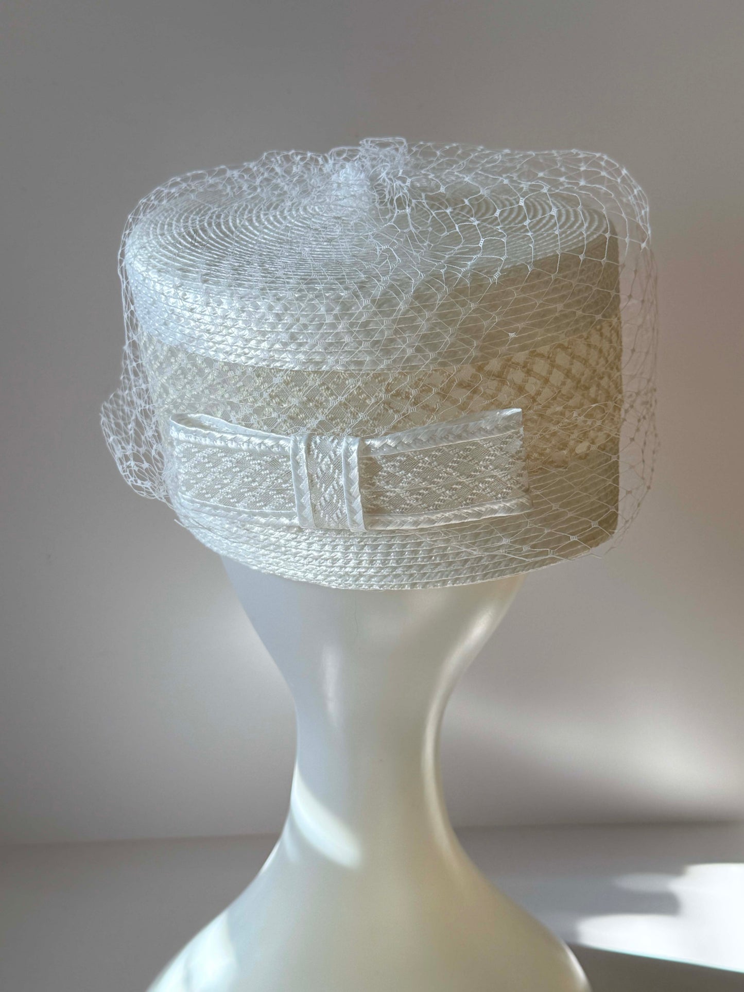 Late 1990s / Early 2000s Liz Claiborne Ivory Straw Pillbox Hat with Veil – Minimalist Bridal Boater Style