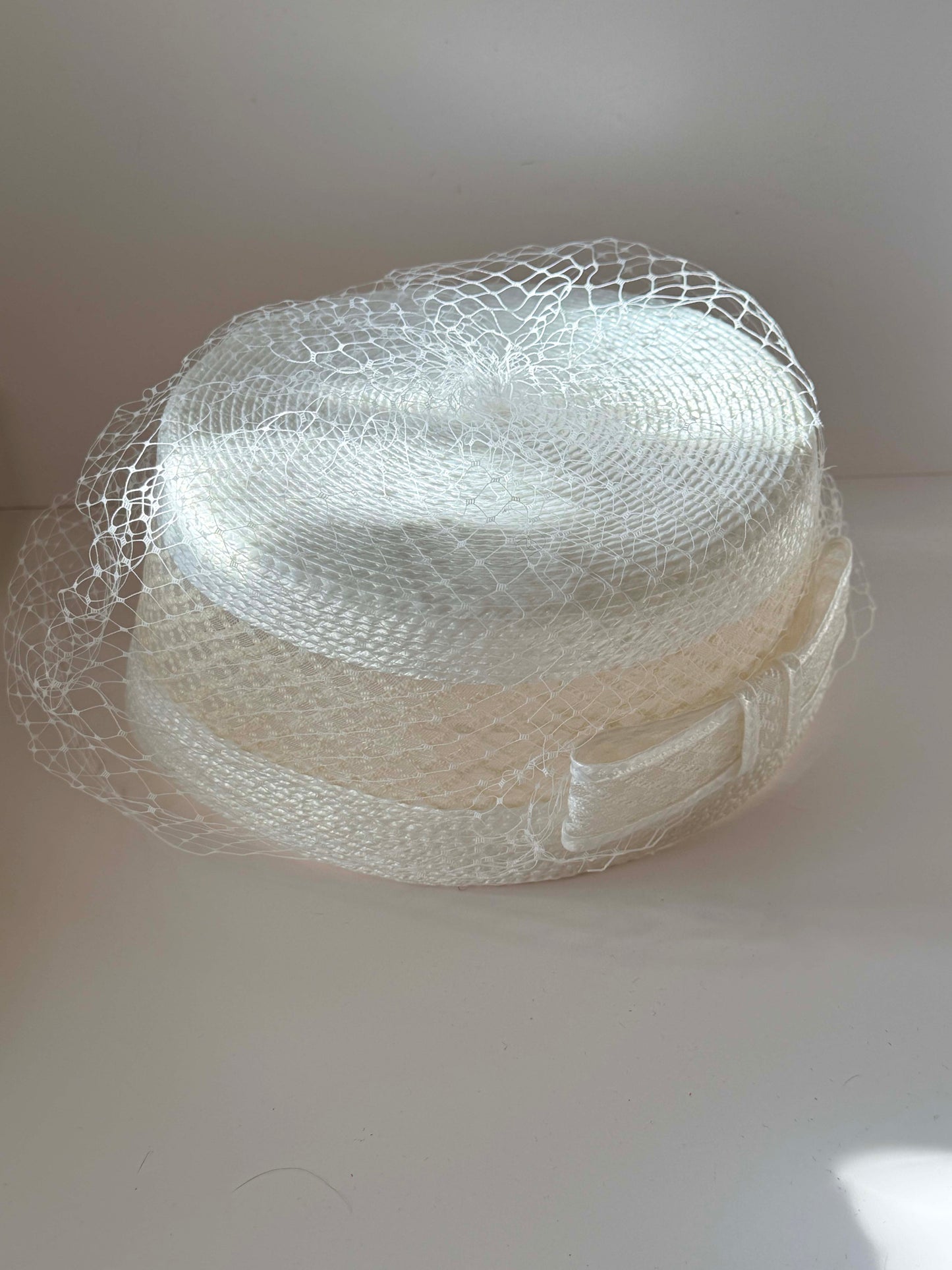 Late 1990s / Early 2000s Liz Claiborne Ivory Straw Pillbox Hat with Veil – Minimalist Bridal Boater Style