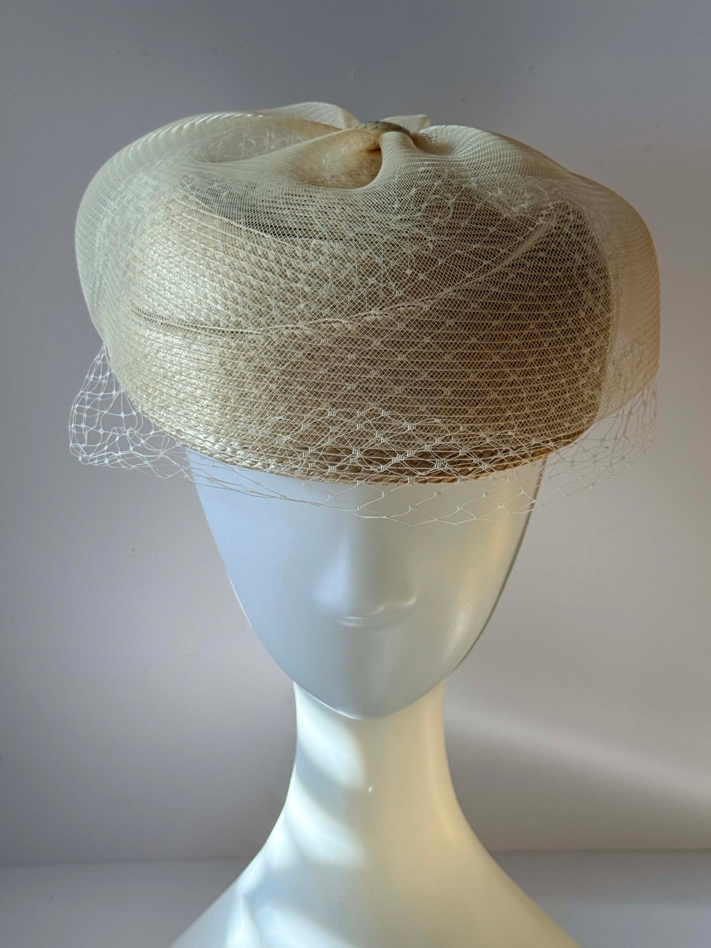 Vintage Late 1980s–Early 1990s Ivory Straw Veiled Pillbox Hat – Bridal Fascinator – Retro Wedding Headpiece