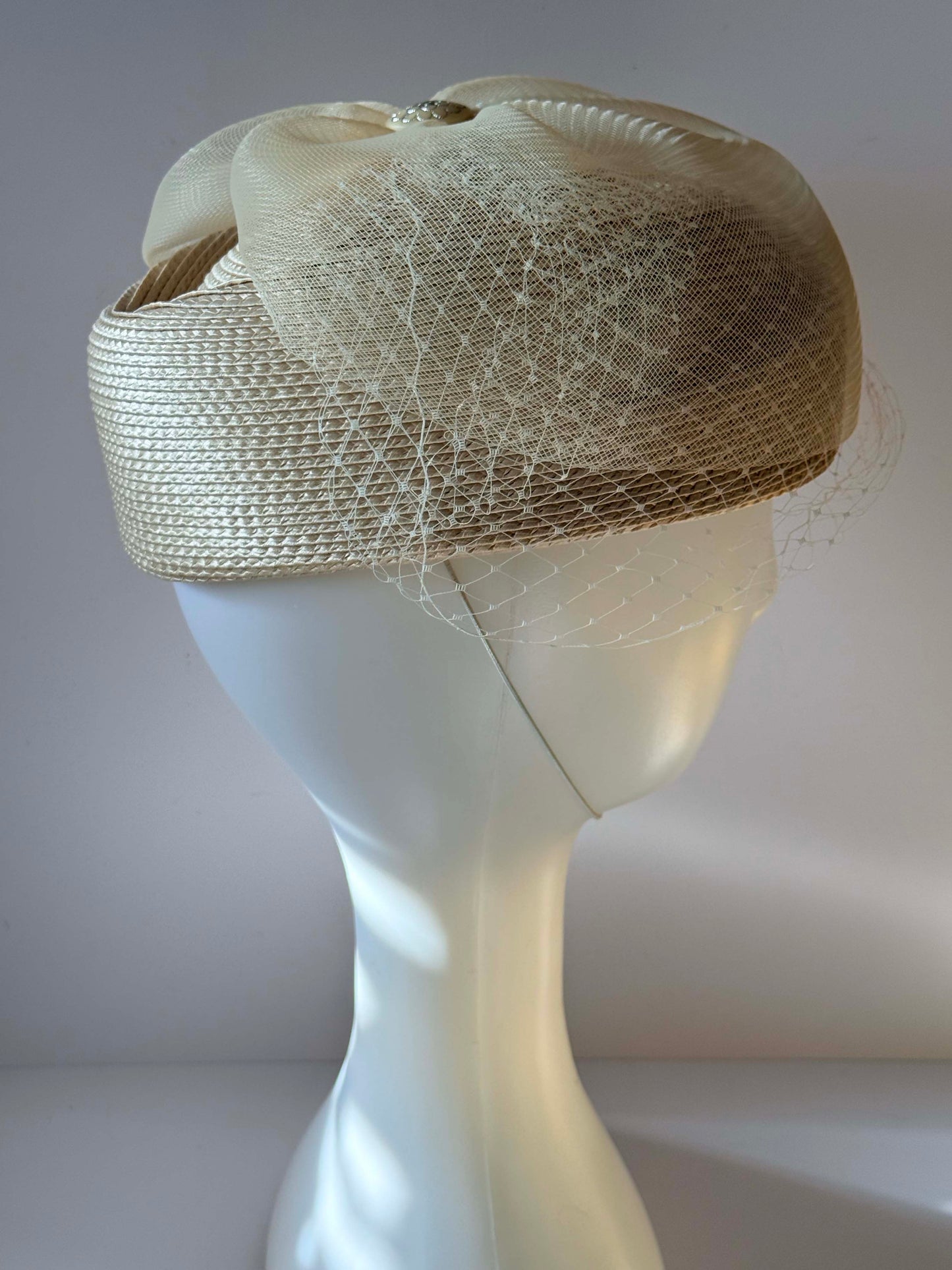 Vintage Late 1980s–Early 1990s Ivory Straw Veiled Pillbox Hat – Bridal Fascinator – Retro Wedding Headpiece