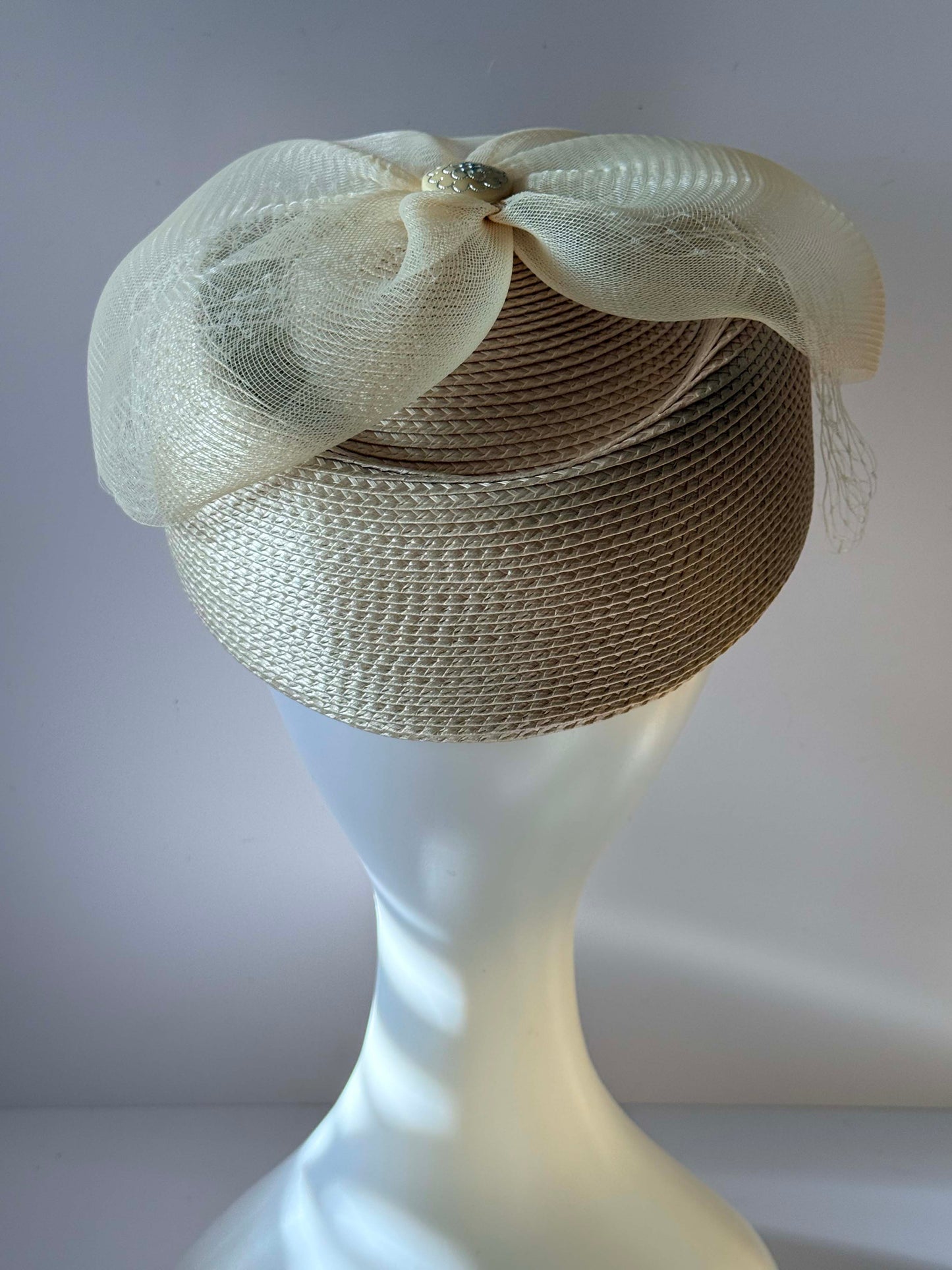 Vintage Late 1980s–Early 1990s Ivory Straw Veiled Pillbox Hat – Bridal Fascinator – Retro Wedding Headpiece