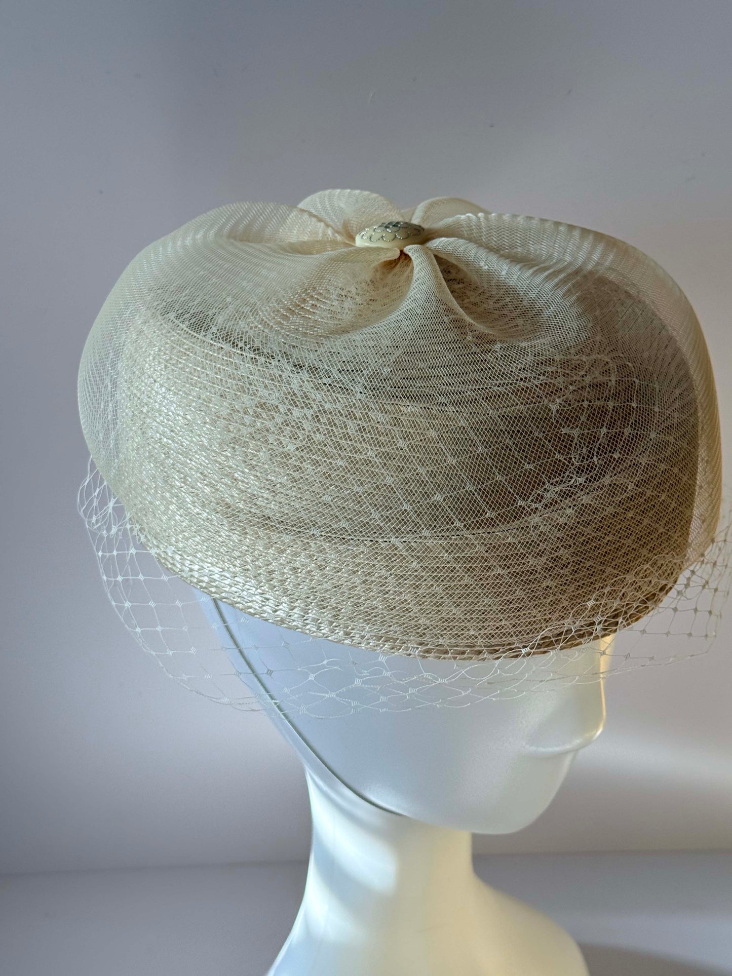 Vintage Late 1980s–Early 1990s Ivory Straw Veiled Pillbox Hat – Bridal Fascinator – Retro Wedding Headpiece