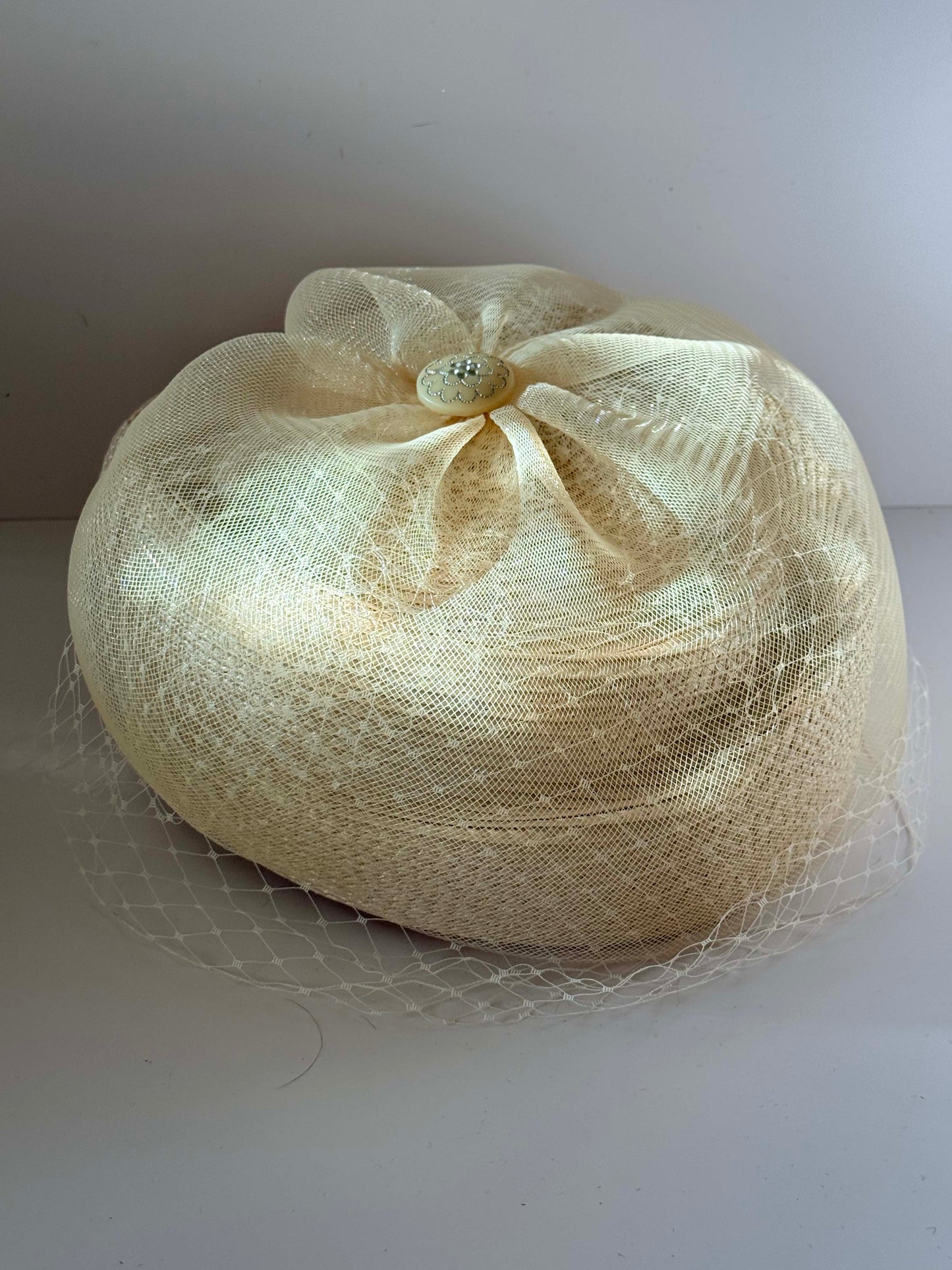 Vintage Late 1980s–Early 1990s Ivory Straw Veiled Pillbox Hat – Bridal Fascinator – Retro Wedding Headpiece