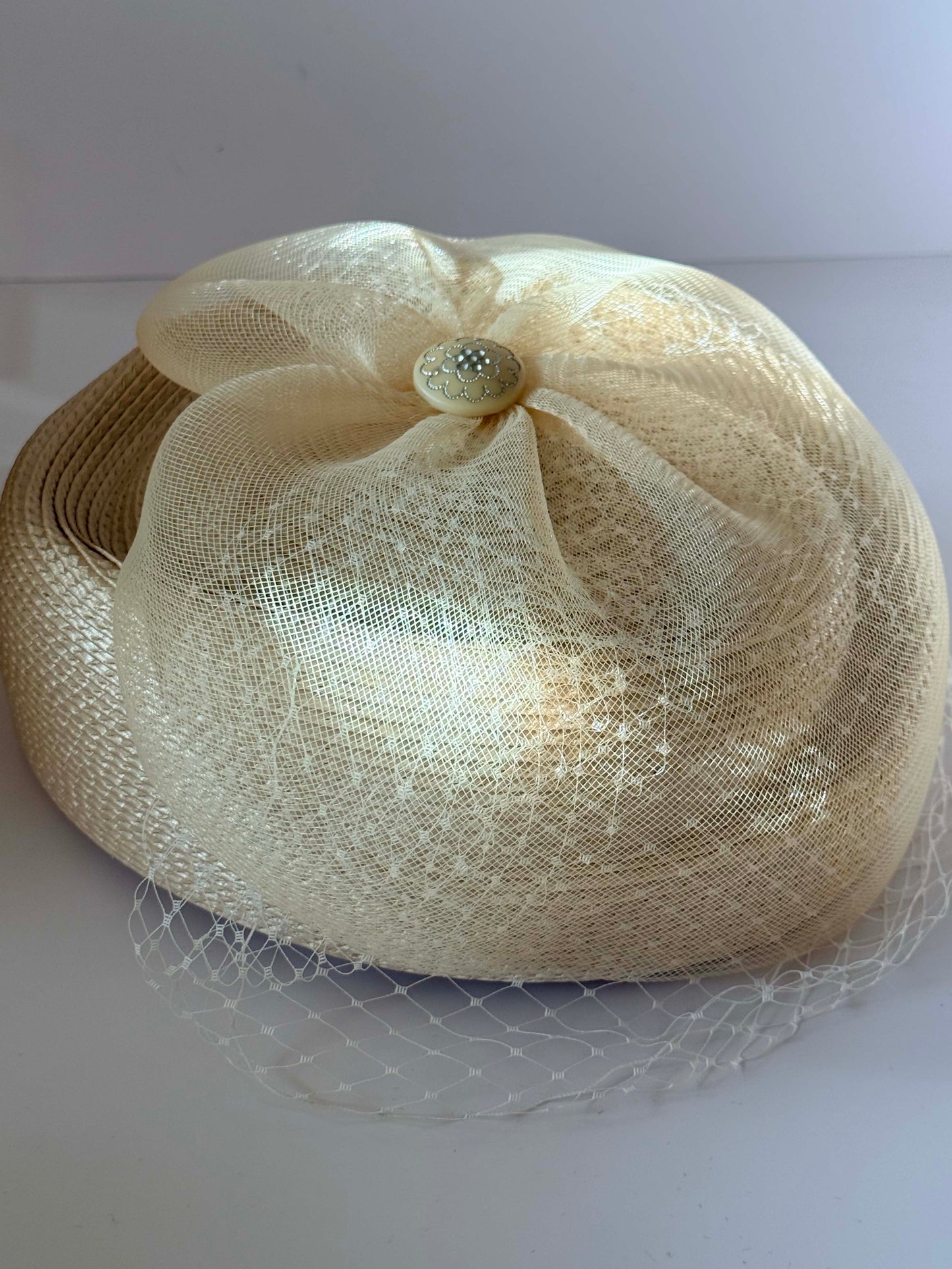 Vintage Late 1980s–Early 1990s Ivory Straw Veiled Pillbox Hat – Bridal Fascinator – Retro Wedding Headpiece