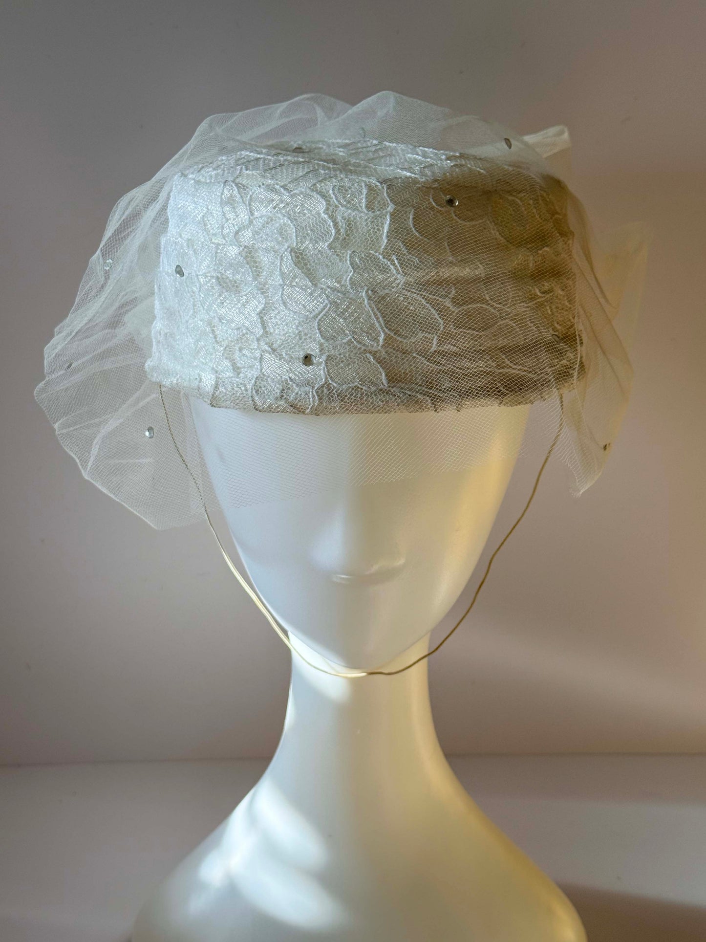 Vintage Inspired 1980s 1990s Ivory Lace Bridal Pillbox Hat Veil Fascinator Wedding Headpiece Romantic Tulle Hat