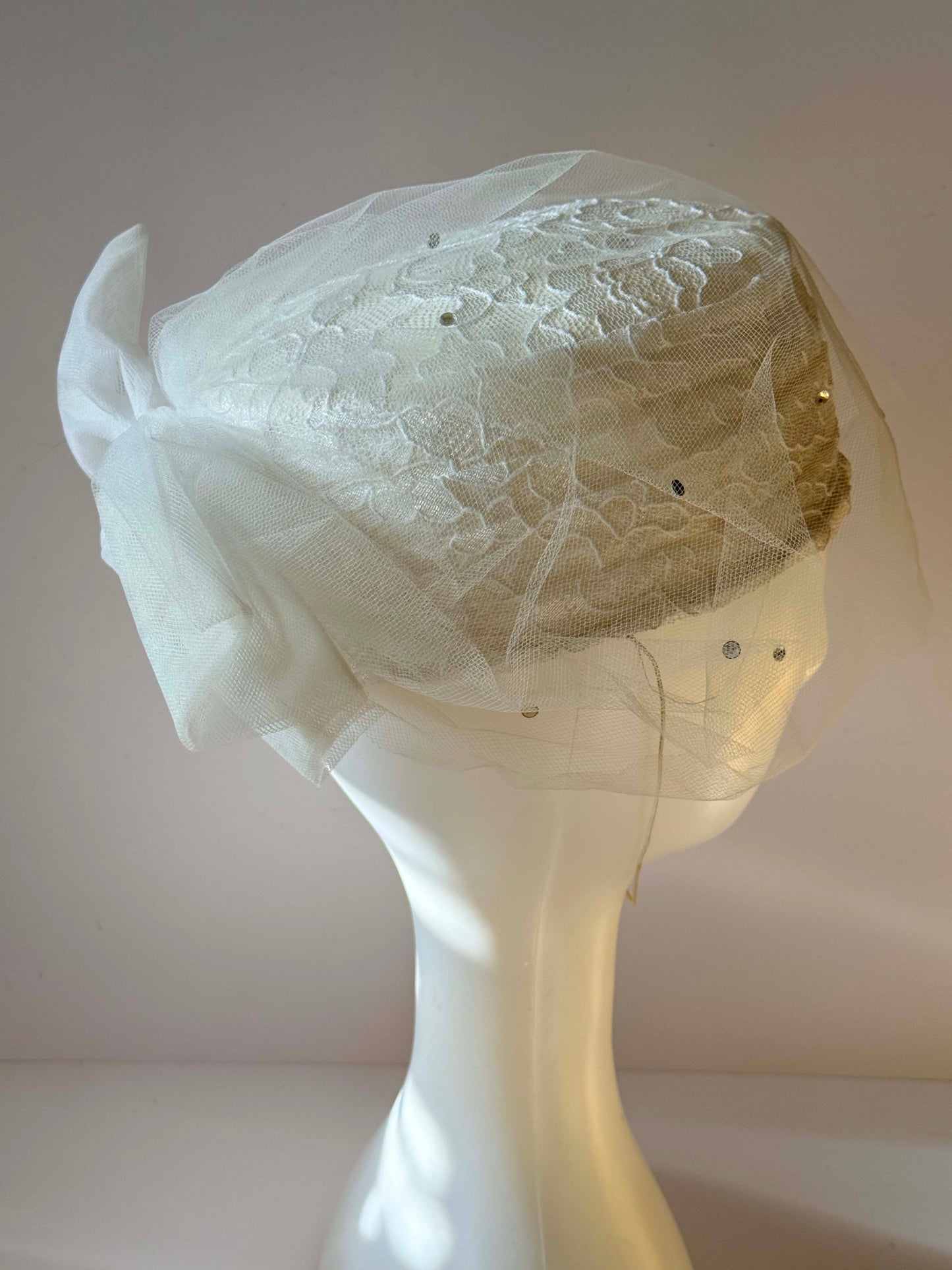Vintage Inspired 1980s 1990s Ivory Lace Bridal Pillbox Hat Veil Fascinator Wedding Headpiece Romantic Tulle Hat