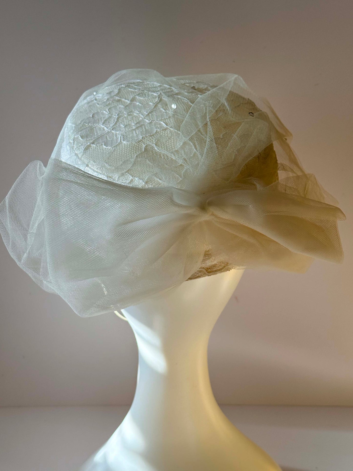 Vintage Inspired 1980s 1990s Ivory Lace Bridal Pillbox Hat Veil Fascinator Wedding Headpiece Romantic Tulle Hat