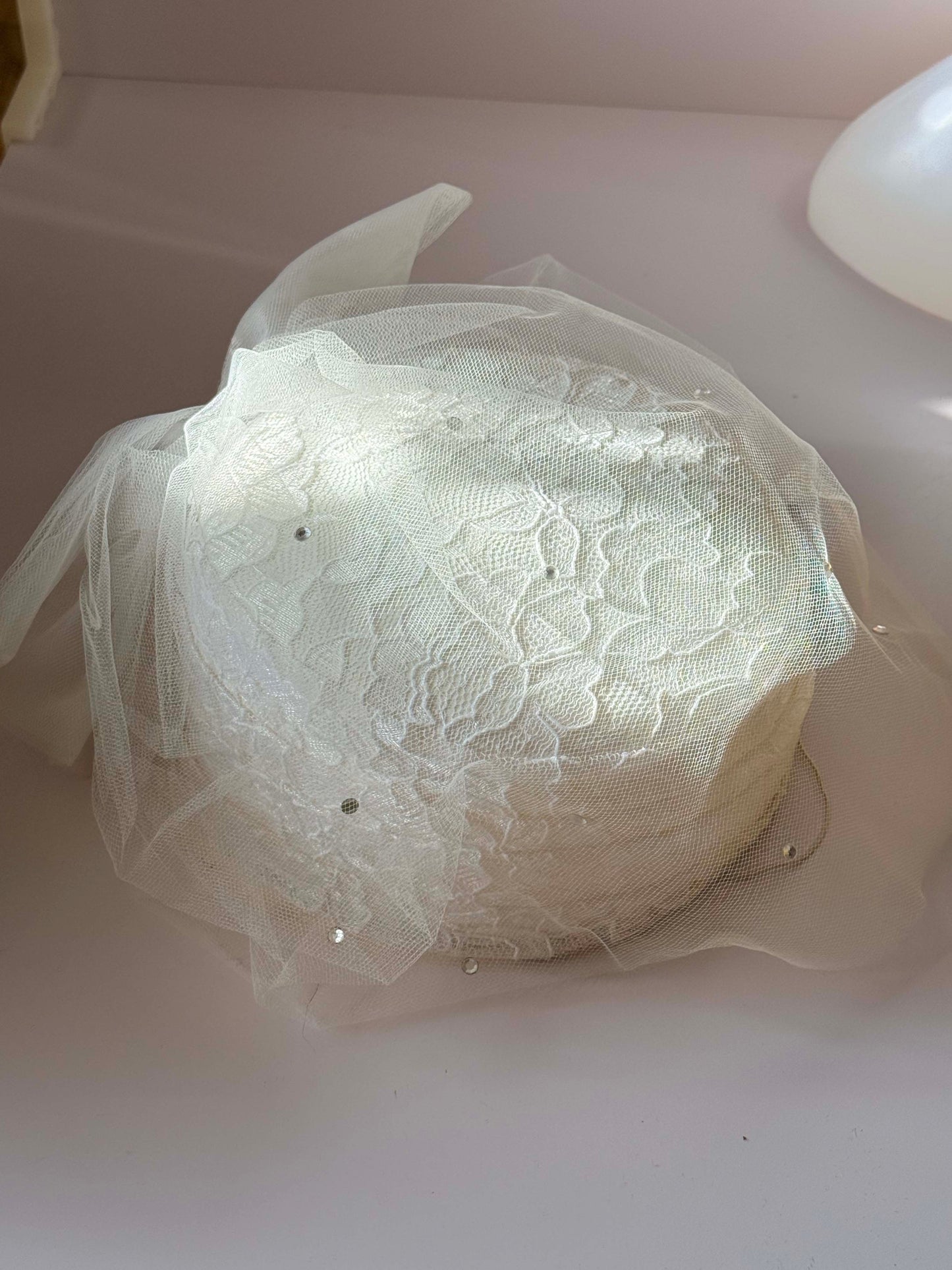 Vintage Inspired 1980s 1990s Ivory Lace Bridal Pillbox Hat Veil Fascinator Wedding Headpiece Romantic Tulle Hat