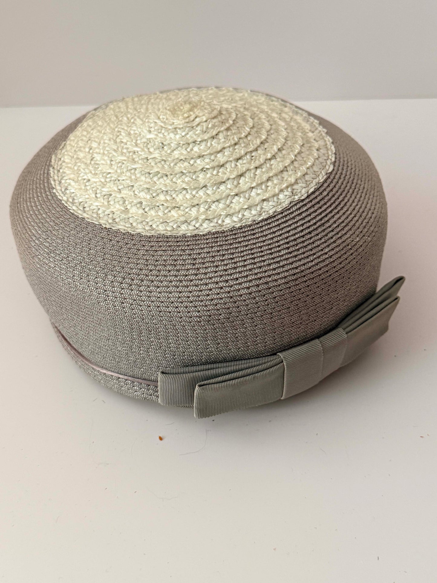 Vintage 1950s Ivory & Taupe Straw Pillbox Hat / Two-Tone Woven Summer Hat with Grosgrain Bow