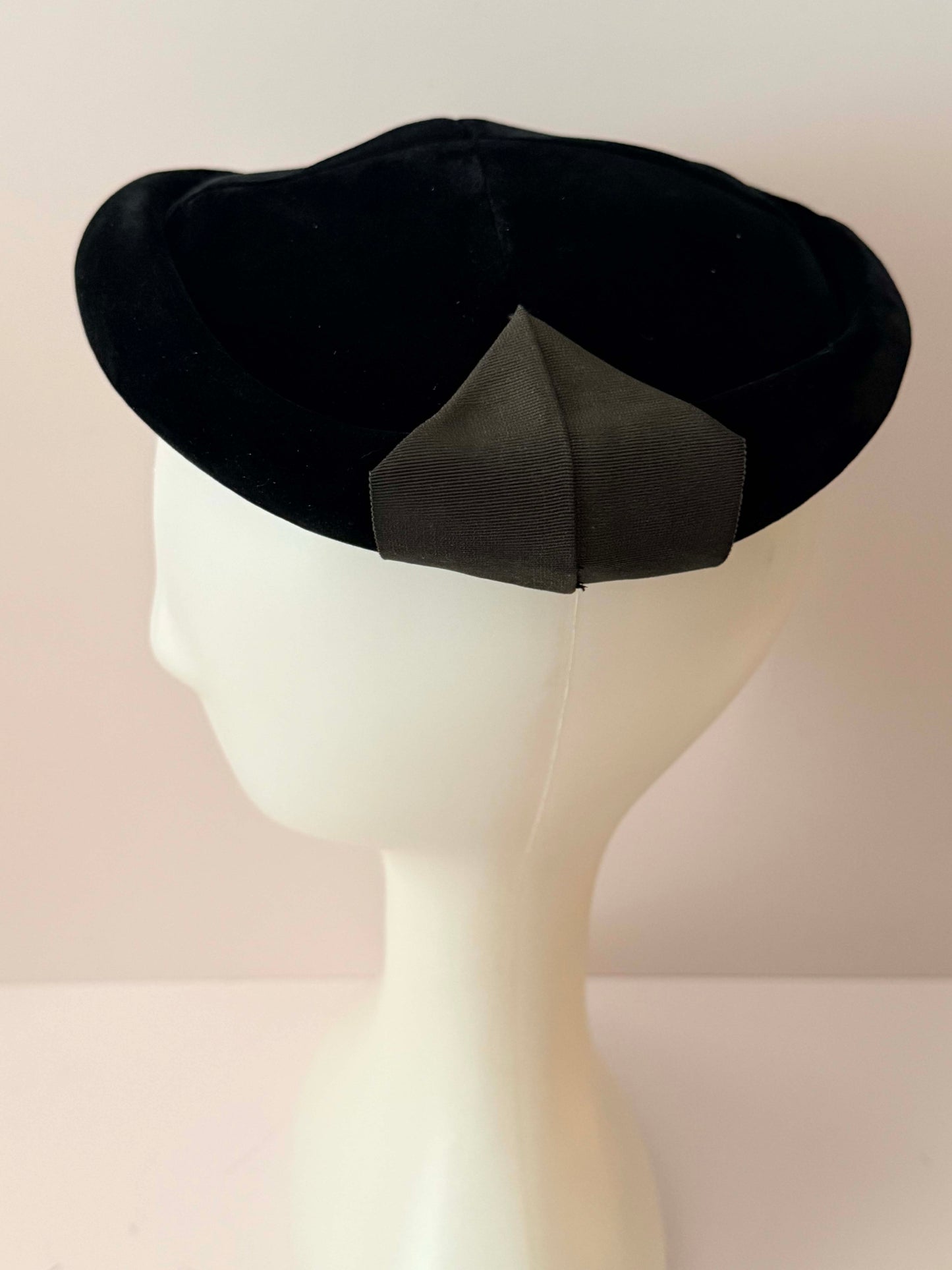 Vintage 1950s Betmar Black Velvet Cocktail Hat / Sculptural Tilt Hat with Grosgrain Ribbon Detail