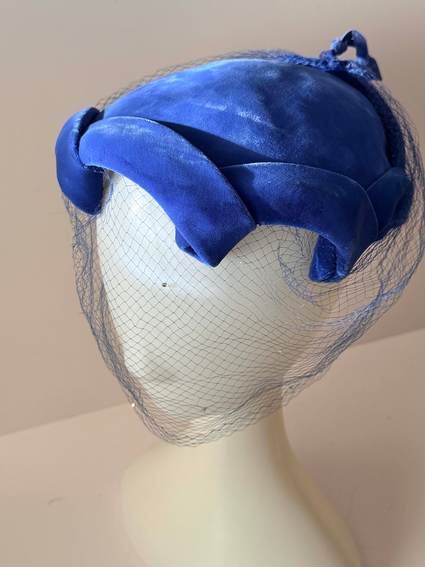 Vintage Amy New York Blue Velvet Halo Hat / Sculptural Veil Headpiece / 1950s Cocktail Hat