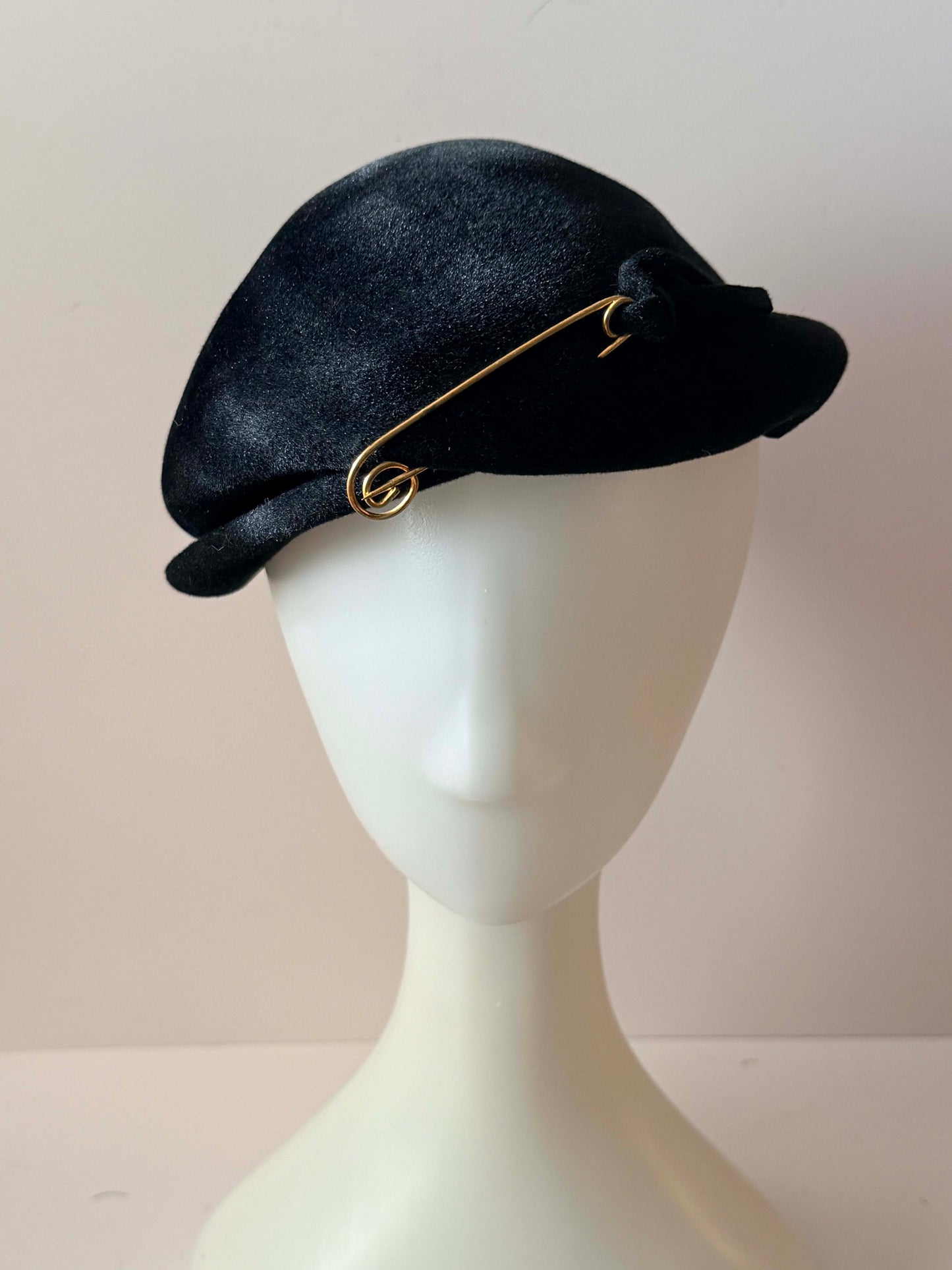 Vintage 1950s Black Velvet Tilt Hat / Minimalist Cocktail Hat with Gold Bar Detail / French Style Beret Hat