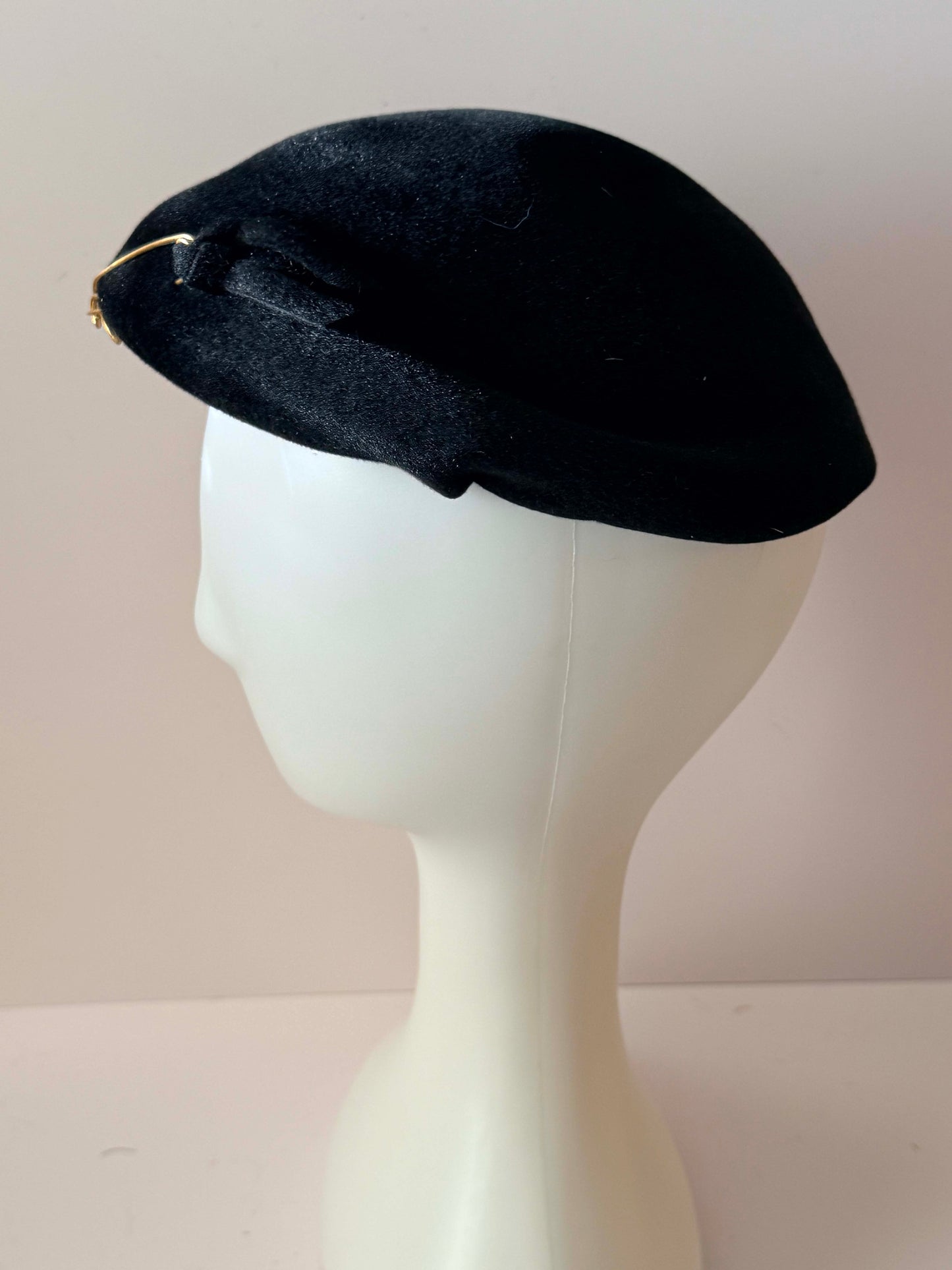 Vintage 1950s Black Velvet Tilt Hat / Minimalist Cocktail Hat with Gold Bar Detail / French Style Beret Hat