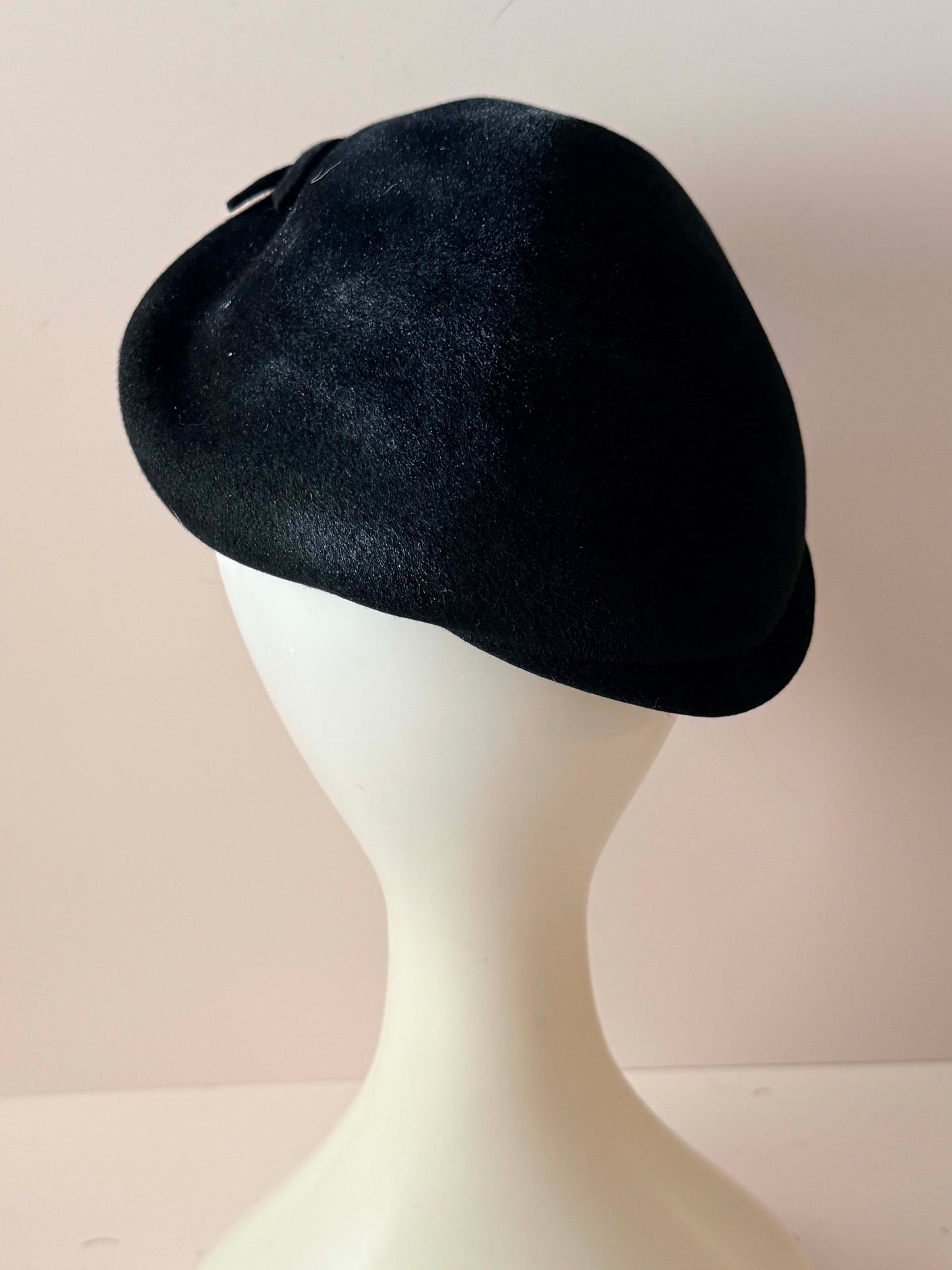 Vintage 1950s Black Velvet Tilt Hat / Minimalist Cocktail Hat with Gold Bar Detail / French Style Beret Hat