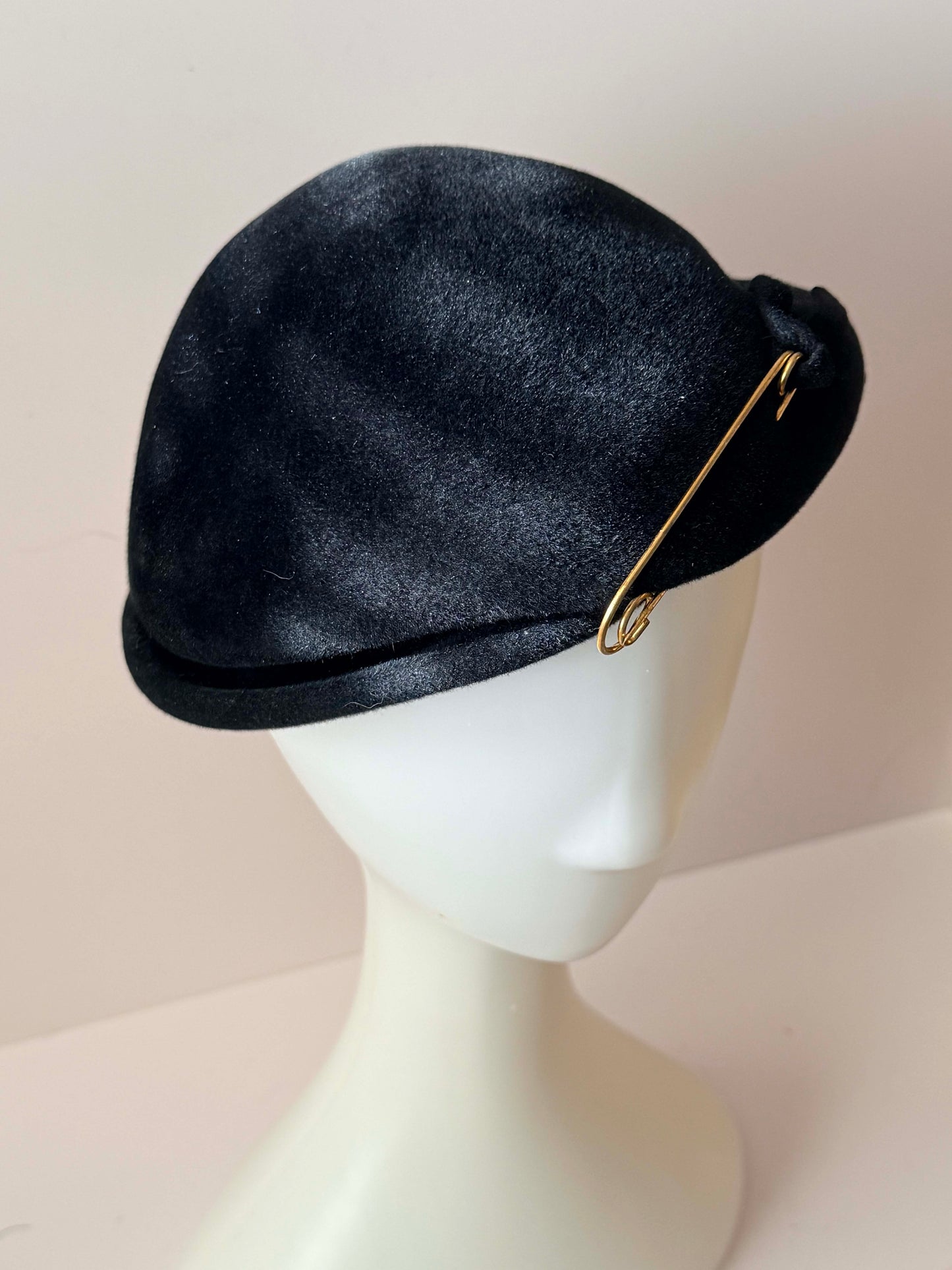 Vintage 1950s Black Velvet Tilt Hat / Minimalist Cocktail Hat with Gold Bar Detail / French Style Beret Hat