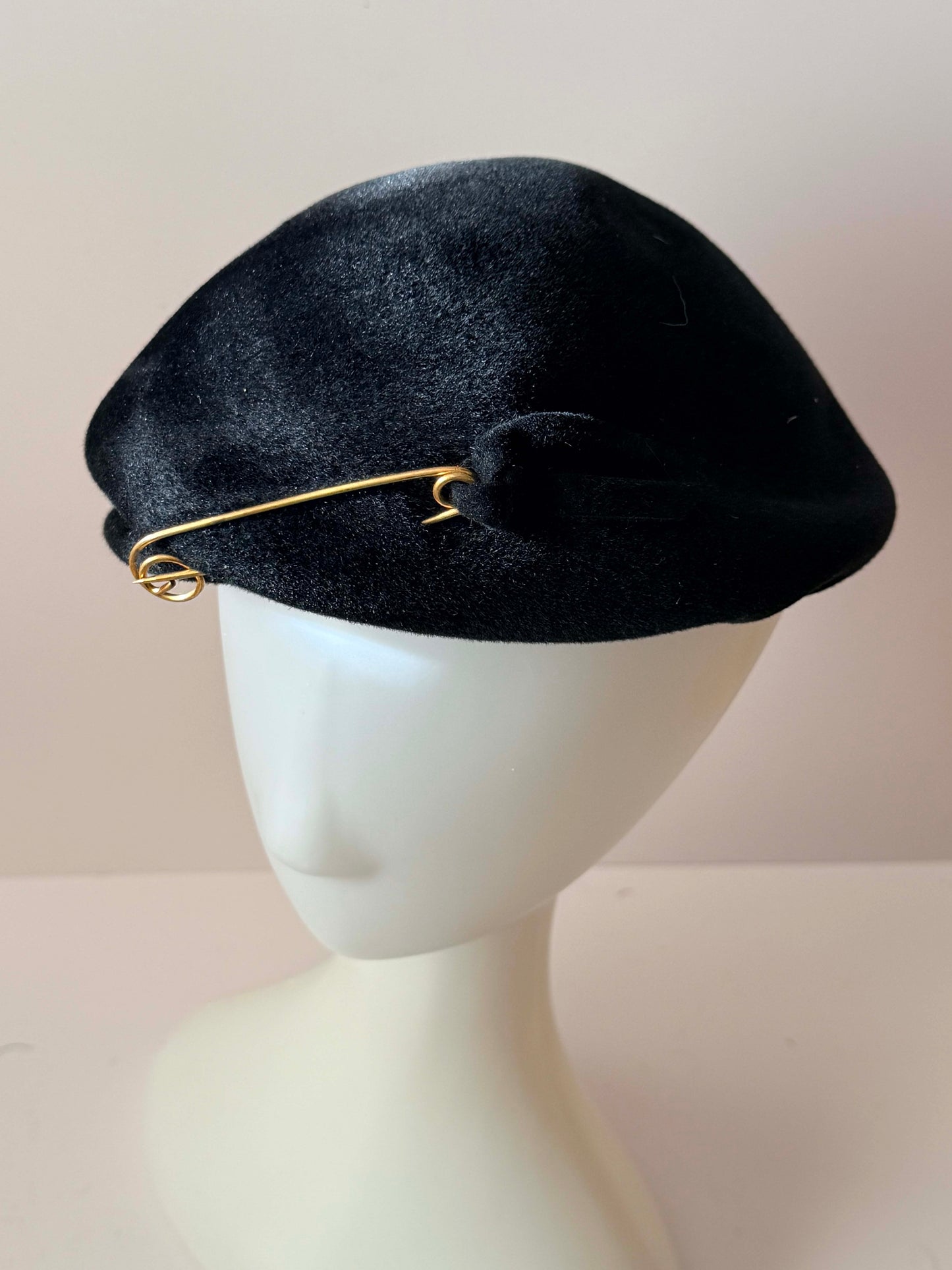 Vintage 1950s Black Velvet Tilt Hat / Minimalist Cocktail Hat with Gold Bar Detail / French Style Beret Hat