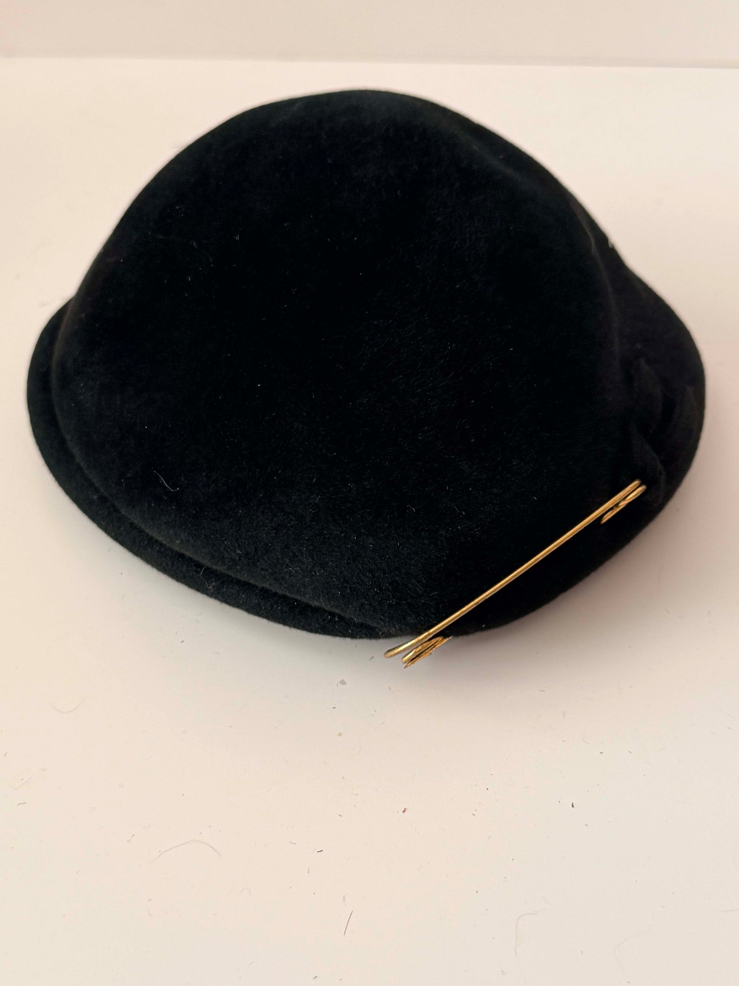 Vintage 1950s Black Velvet Tilt Hat / Minimalist Cocktail Hat with Gold Bar Detail / French Style Beret Hat