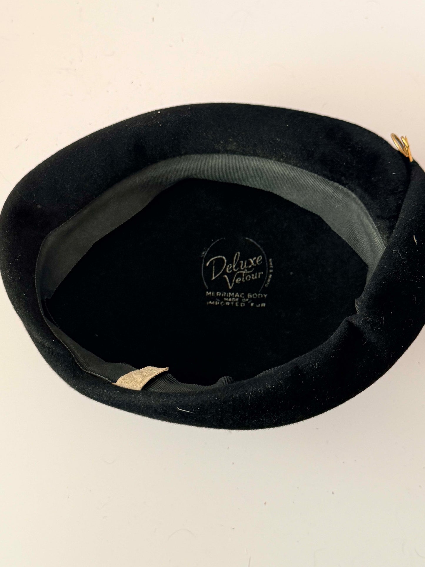 Vintage 1950s Black Velvet Tilt Hat / Minimalist Cocktail Hat with Gold Bar Detail / French Style Beret Hat