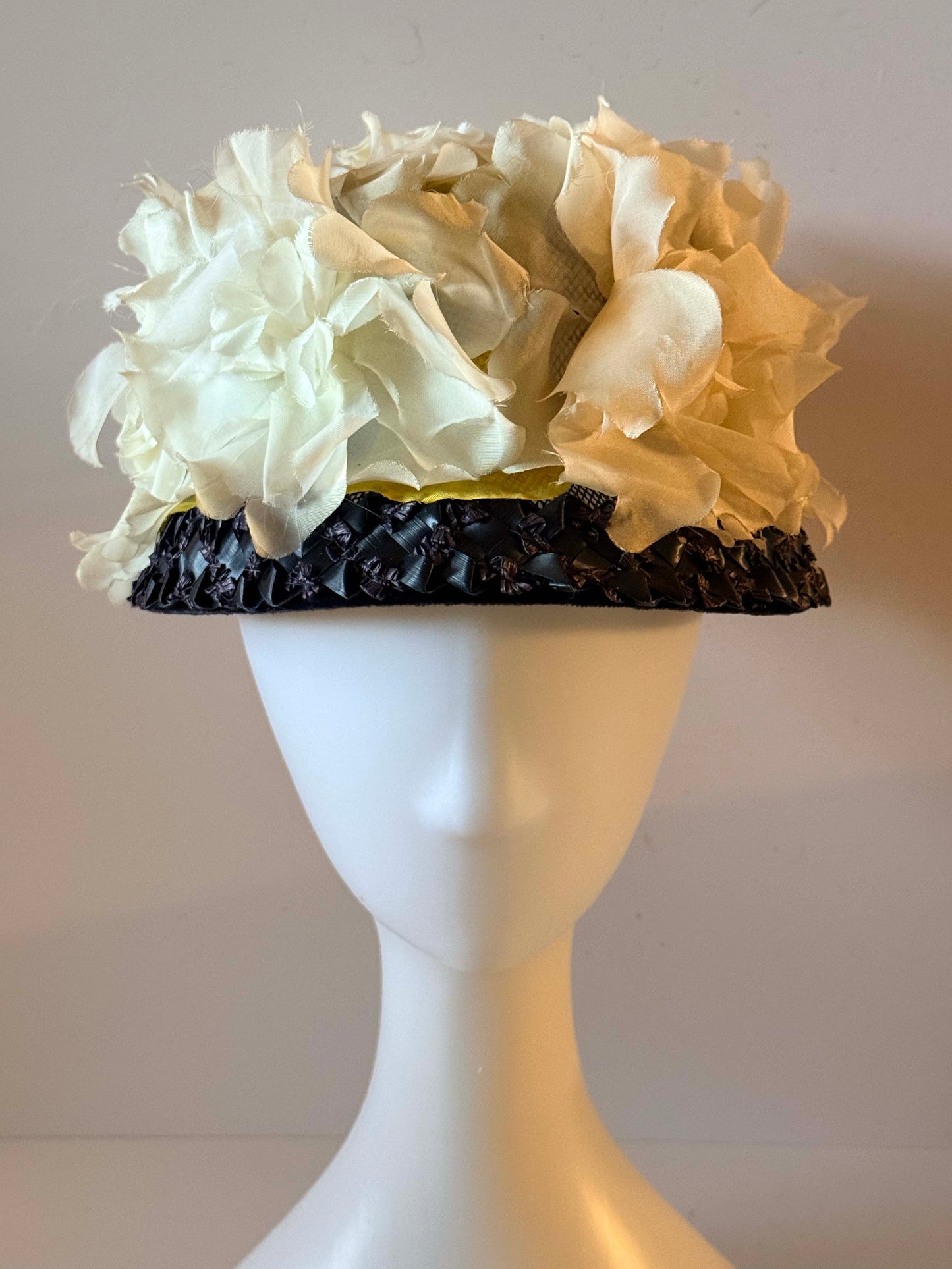 Vintage 1950s Floral Hat Ivory Silk Flower Crown Black Raffia Base Statement Millinery Bridal Garden Party Hat Dramatic Vintage Headpiece