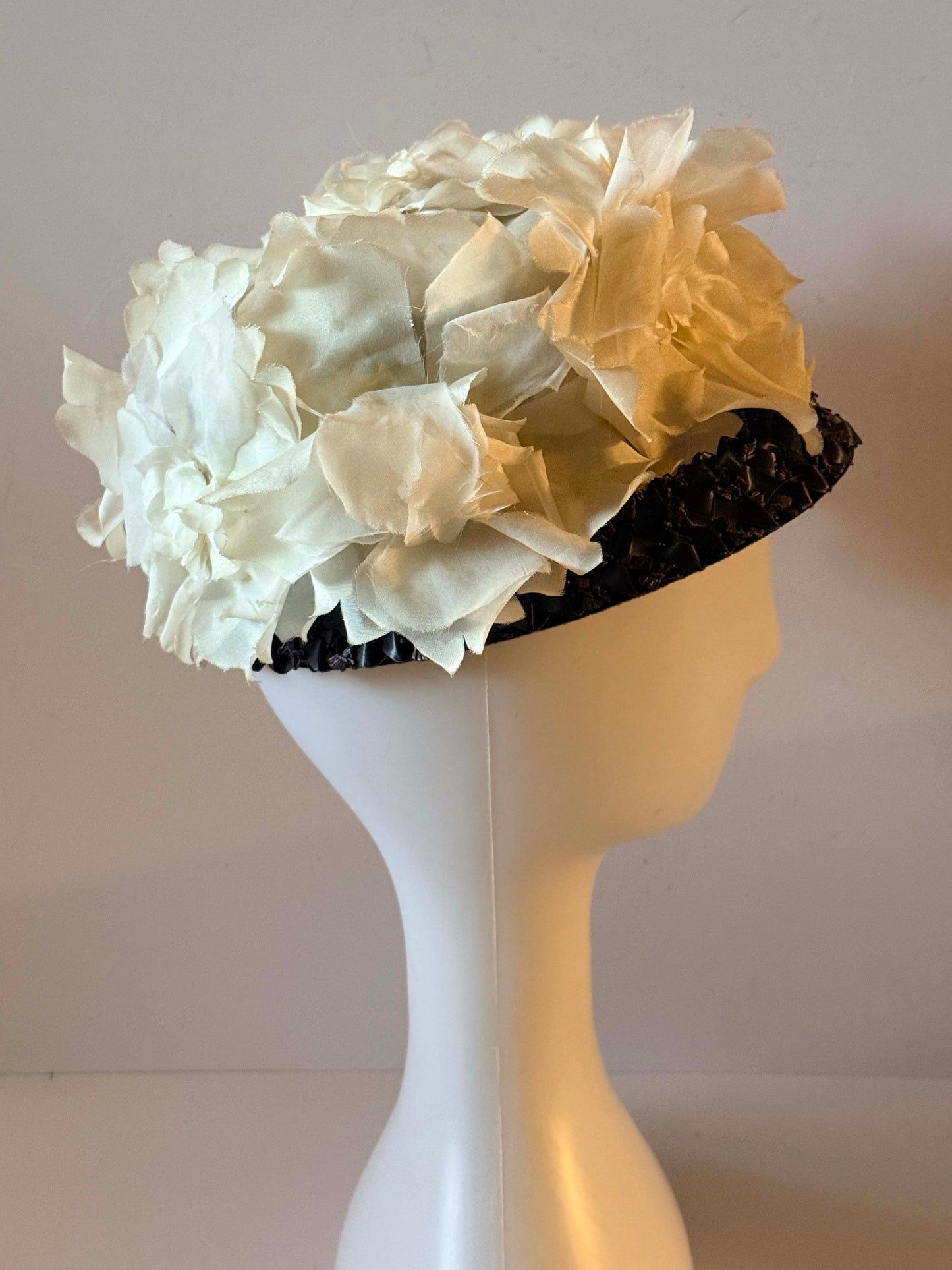 Vintage 1950s Floral Hat Ivory Silk Flower Crown Black Raffia Base Statement Millinery Bridal Garden Party Hat Dramatic Vintage Headpiece