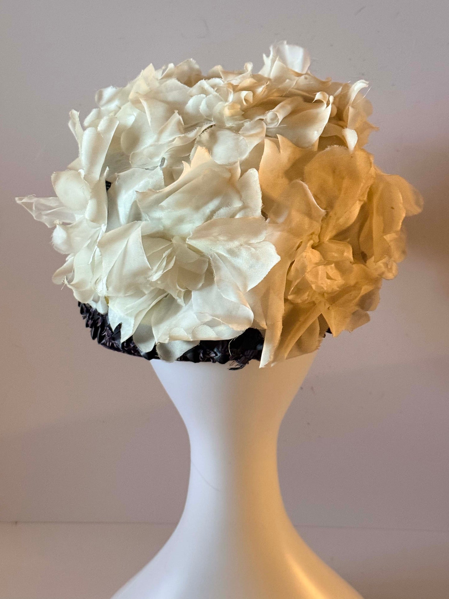 Vintage 1950s Floral Hat Ivory Silk Flower Crown Black Raffia Base Statement Millinery Bridal Garden Party Hat Dramatic Vintage Headpiece