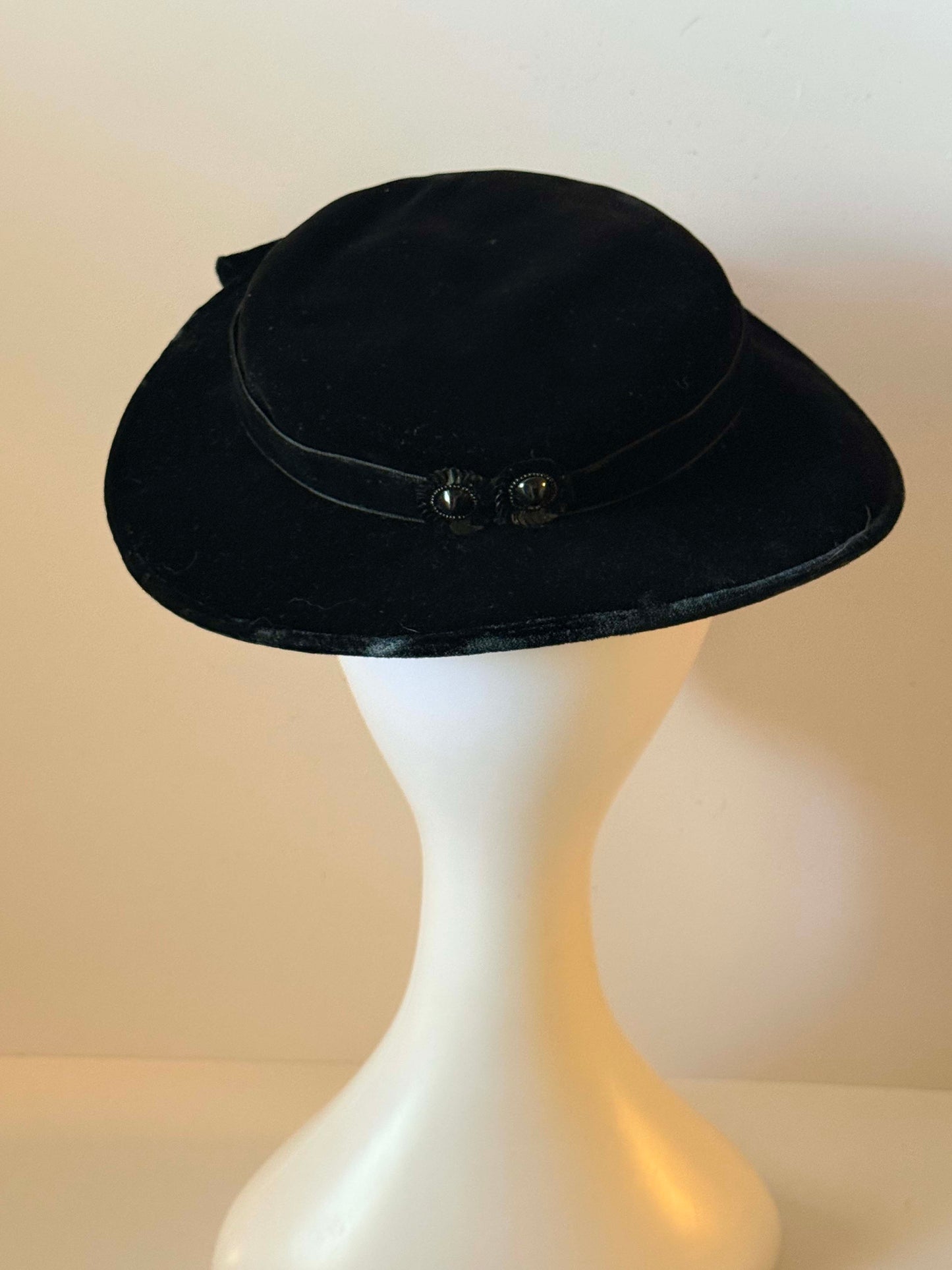 Vintage 1940s Black Velvet Tilt Hat | Sculptural Floral Cocktail Hat | Film Noir Fascinator